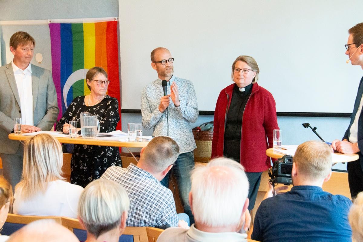 Debatt om religionsfrihet och diskriminering - var går gränsen, under Dala Pride 2019 i Falun. Från vänster: Joakim Storck (C), kommunalråd i Falun, Gull Törnegren religionsvetare och etiker från Högskolan i Dalarna, Öyvind Tholvsen, pastor i Lugnetkyrkan och Christina Eriksson, kyrkoherde i Svenska kyrkan, Falu pastorat.