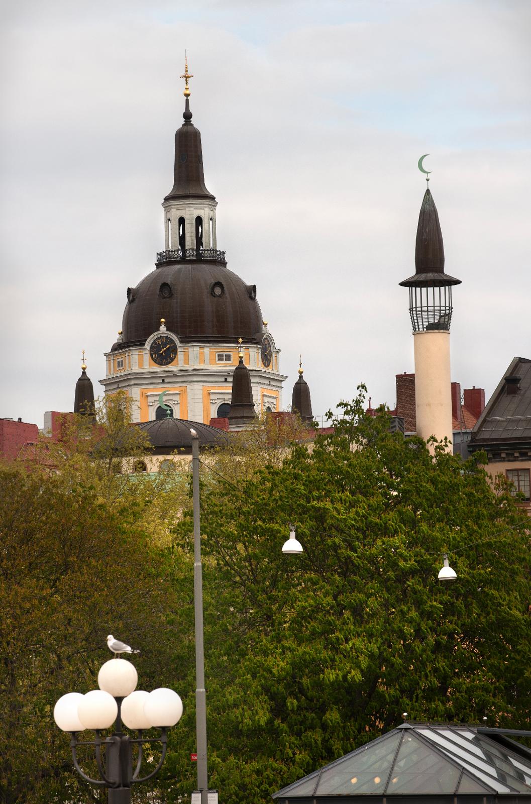 Jämte. Katarina kyrka och Stockholms moské på Södermalm i Stockholm, sida vid sida.