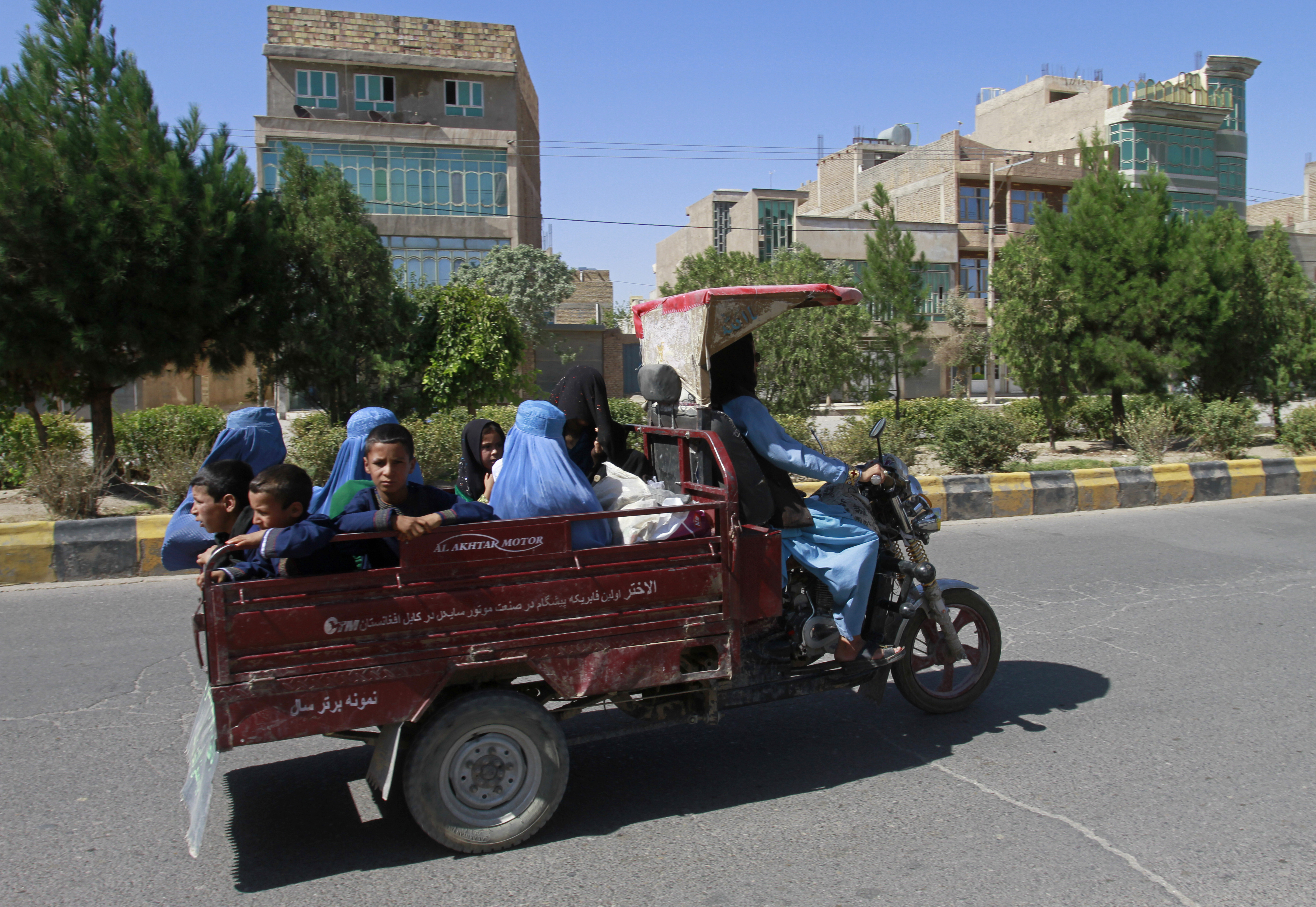 Afghanske kvinner og barn forsøker å komme seg unna kampene i Herat-provinsen vest for Kabul. Foto: Hamed Sarfarazi / AP / NTB