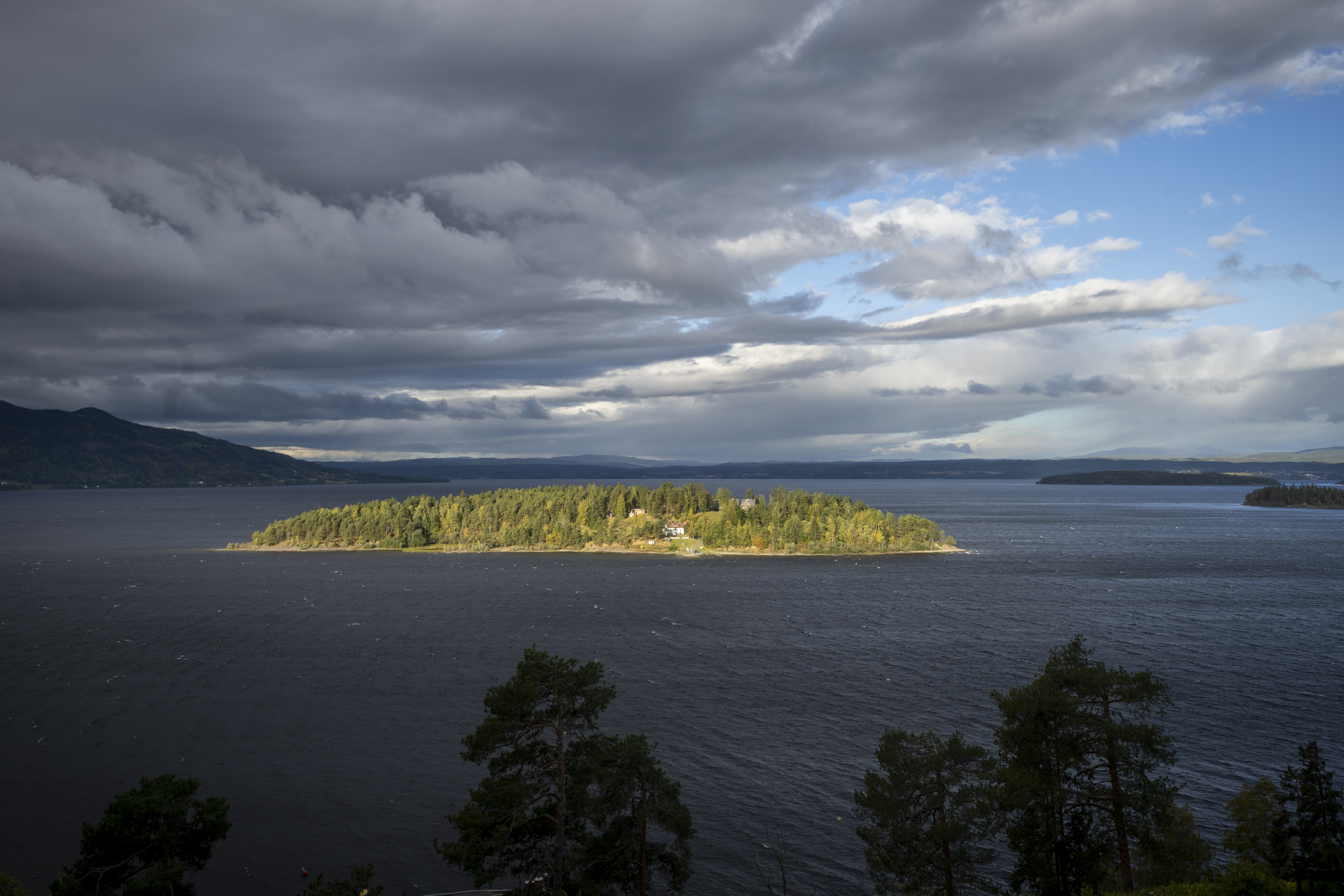 Flere har den siste tiden kritisert mediene for å ha gjort debattklimaet vanskelig for de overlevende i kjølvannet av terroren 22. juli. Nå beklager Dagens Næringsliv en nær ti år gammel lederartikkel. Illustrasjonsfoto: Heiko Junge / NTB