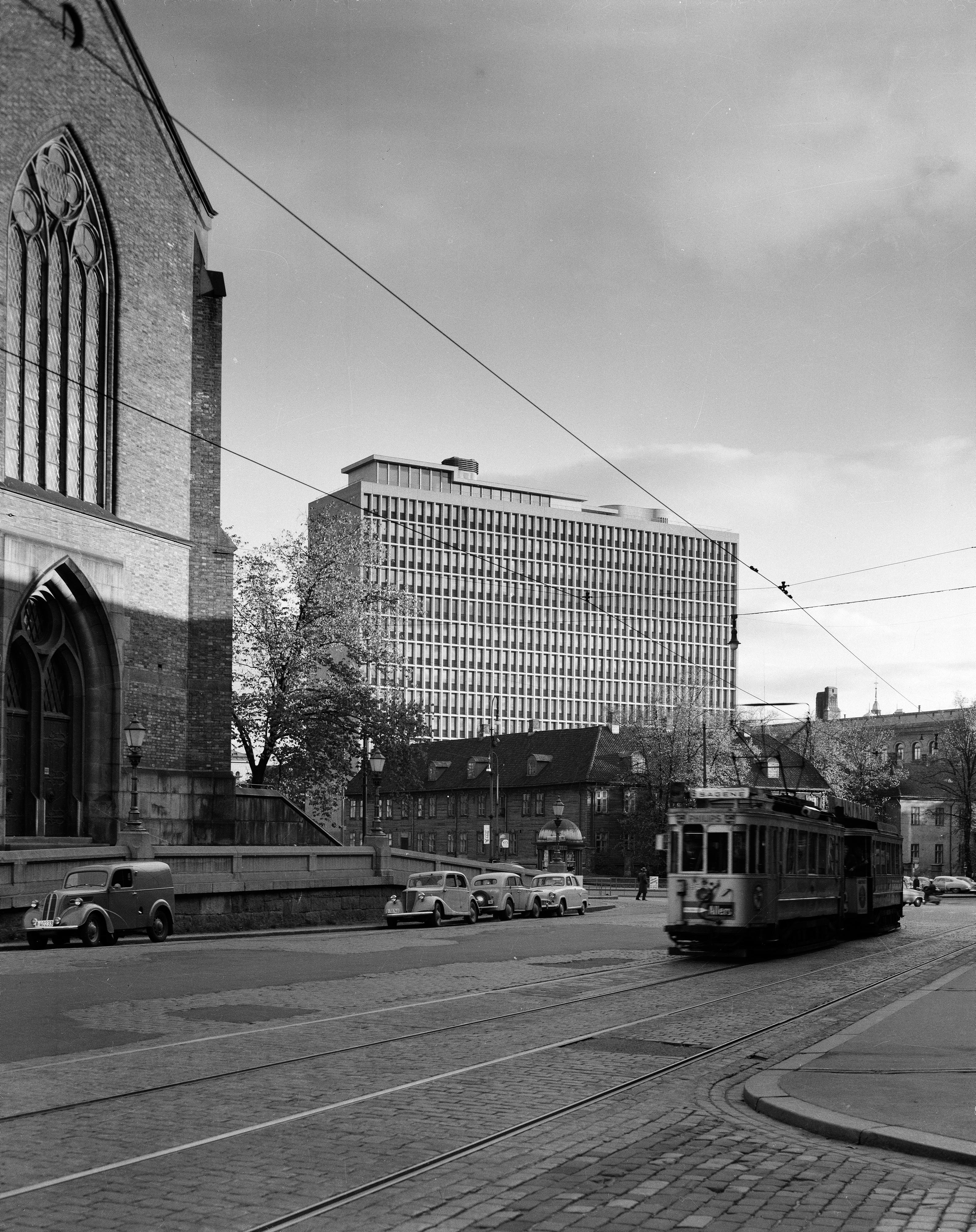 Regjeringsbygningen sett fra Akersgata ved Trefoldighetskirken. Trikk kjører forbi. Slutten av 1950-tallet.
 *** Local Caption *** Viksjø, Erling, arkitekt (1910-1971)