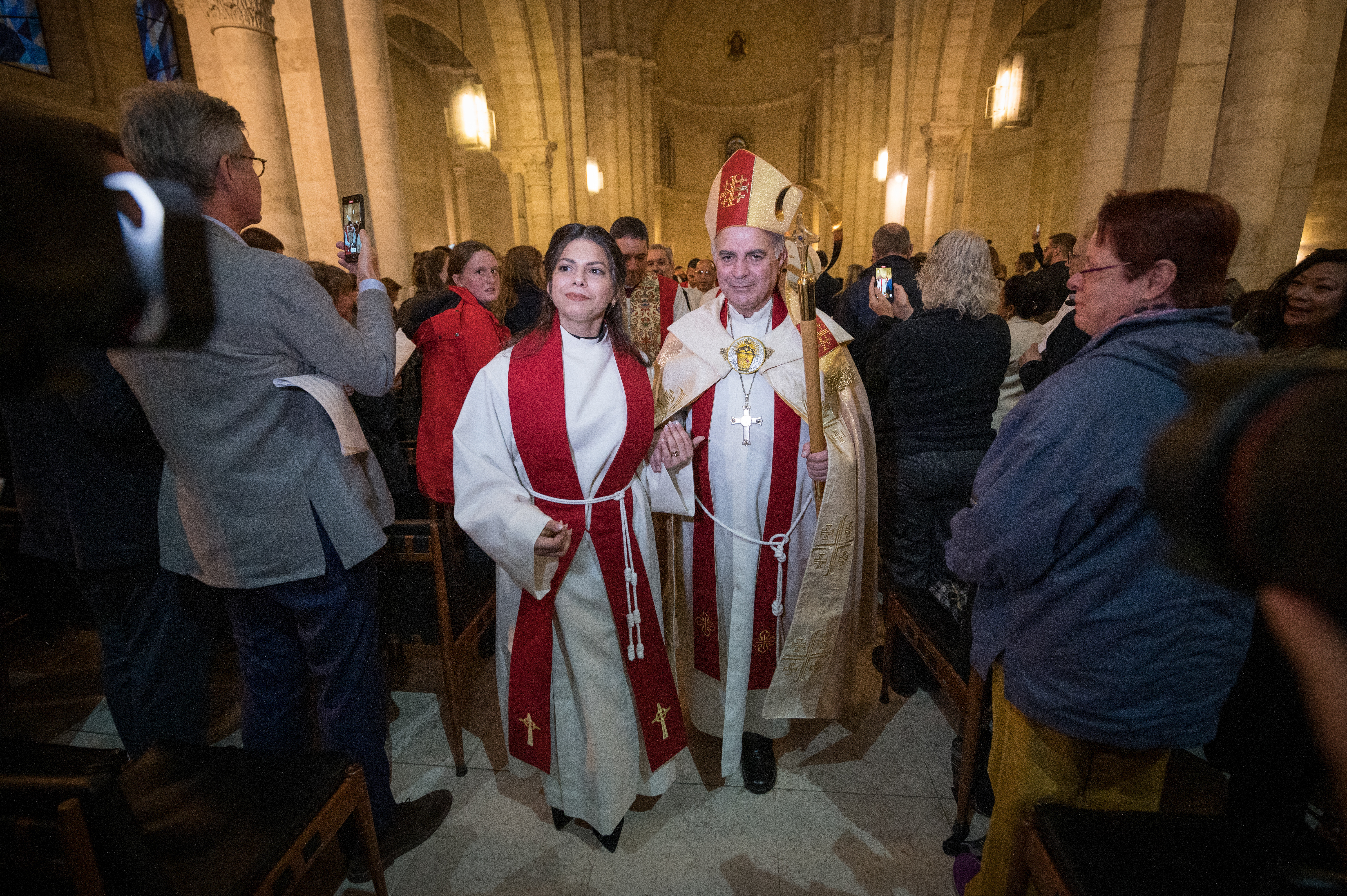 Det är hög stämning när Sally Azar som första palestinska kvinna vigs till präst i
den stora Frälsarens kyrka (Church of the Redeemer) i Jerusalem.