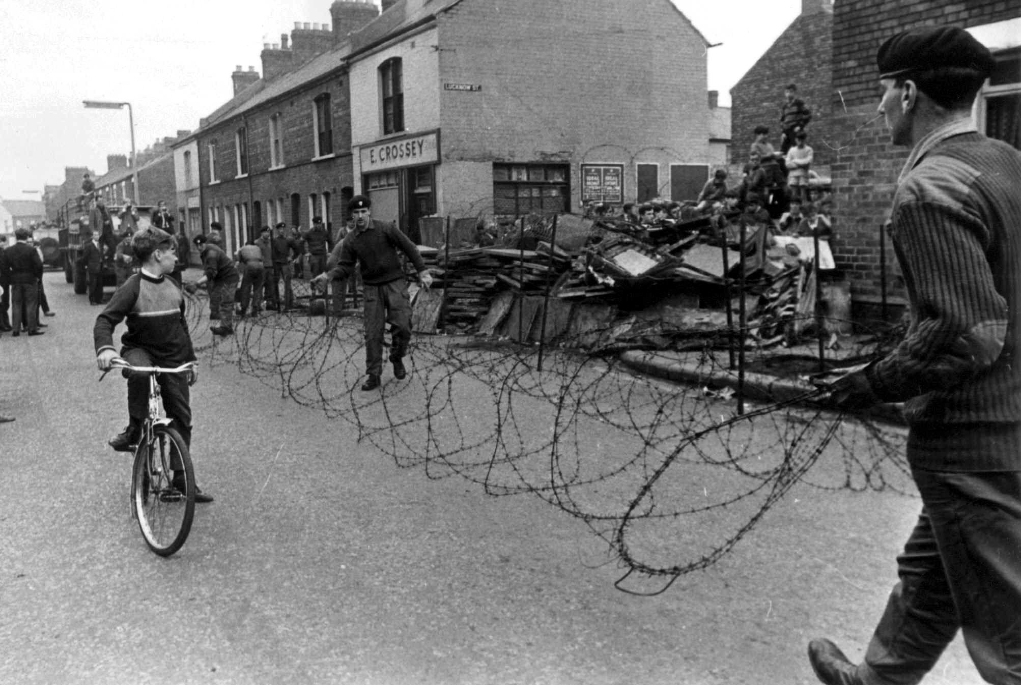 Cupar Street i den nord-irske hovedstaden Belfast, 10. mars 1969. Britiske soldater bruker piggtråd for å separere katolikker og protestanter.
