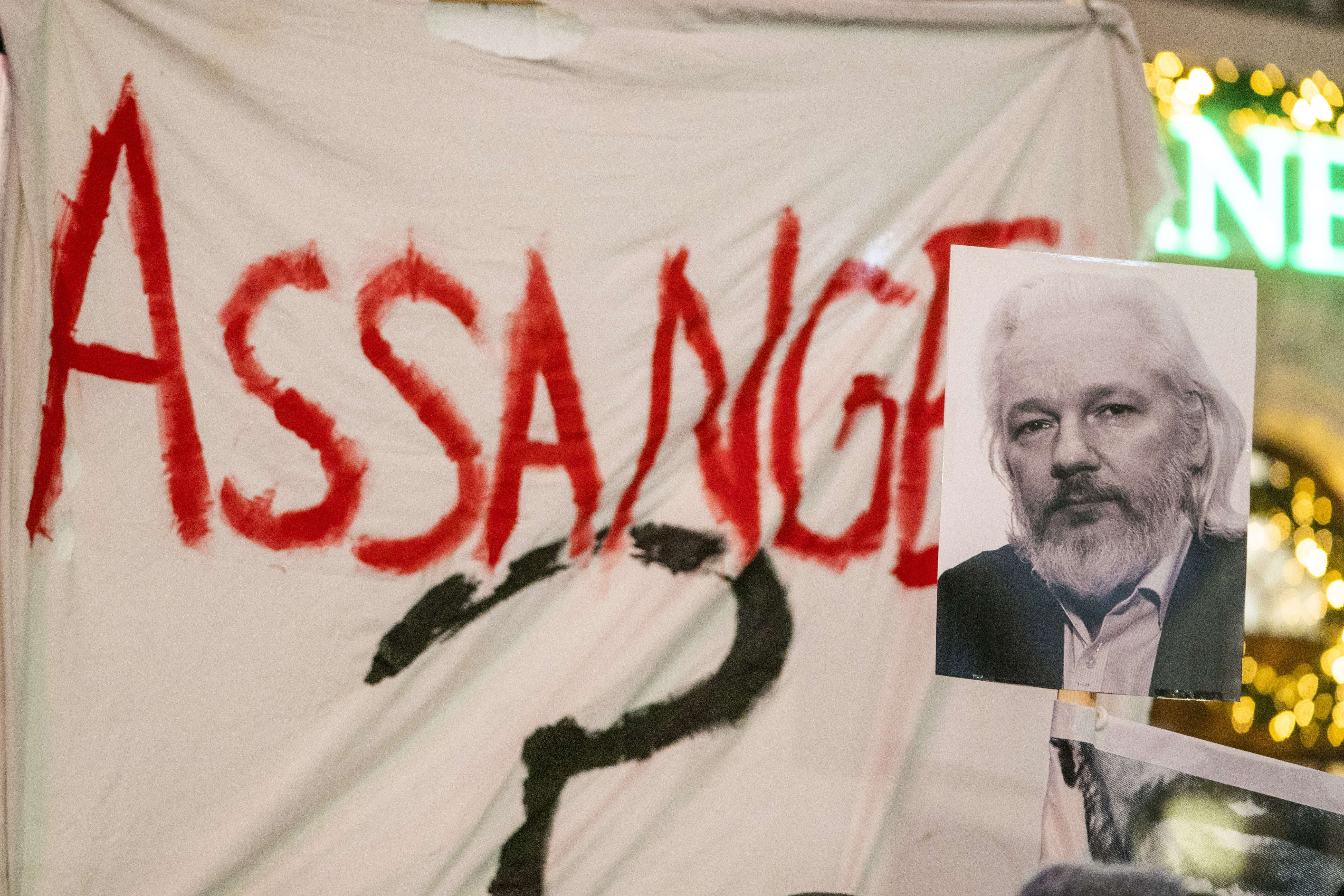 Storbritannia sier de vil sende Assange til USA