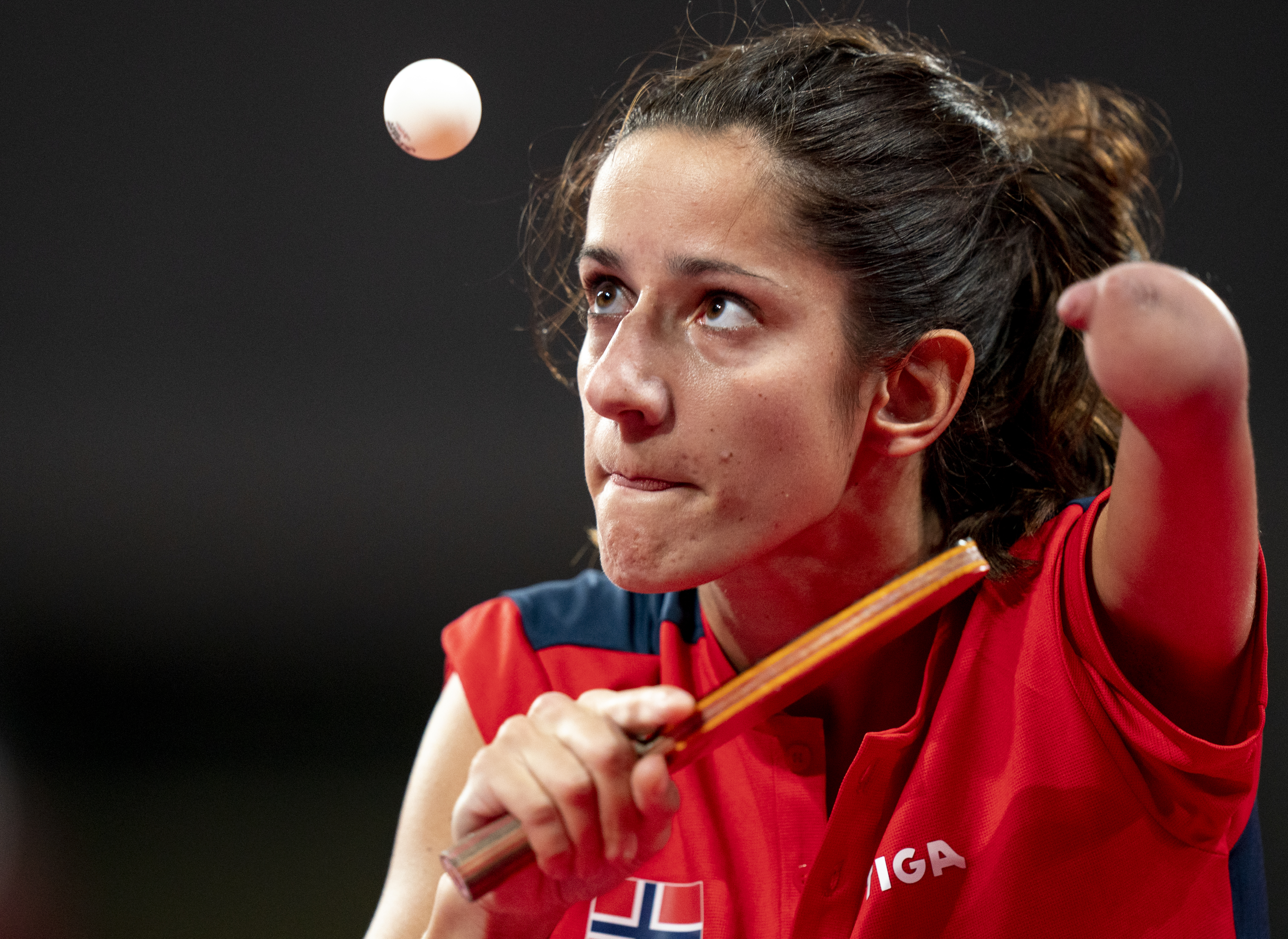 Aida Dahlen vant alle tre sett under kvalifiseringsrundene mot brasilianske Lacerda Rodrigues i bordtennis under Paralympics i Tokyo. Foto: Torstein Bøe / NTB.