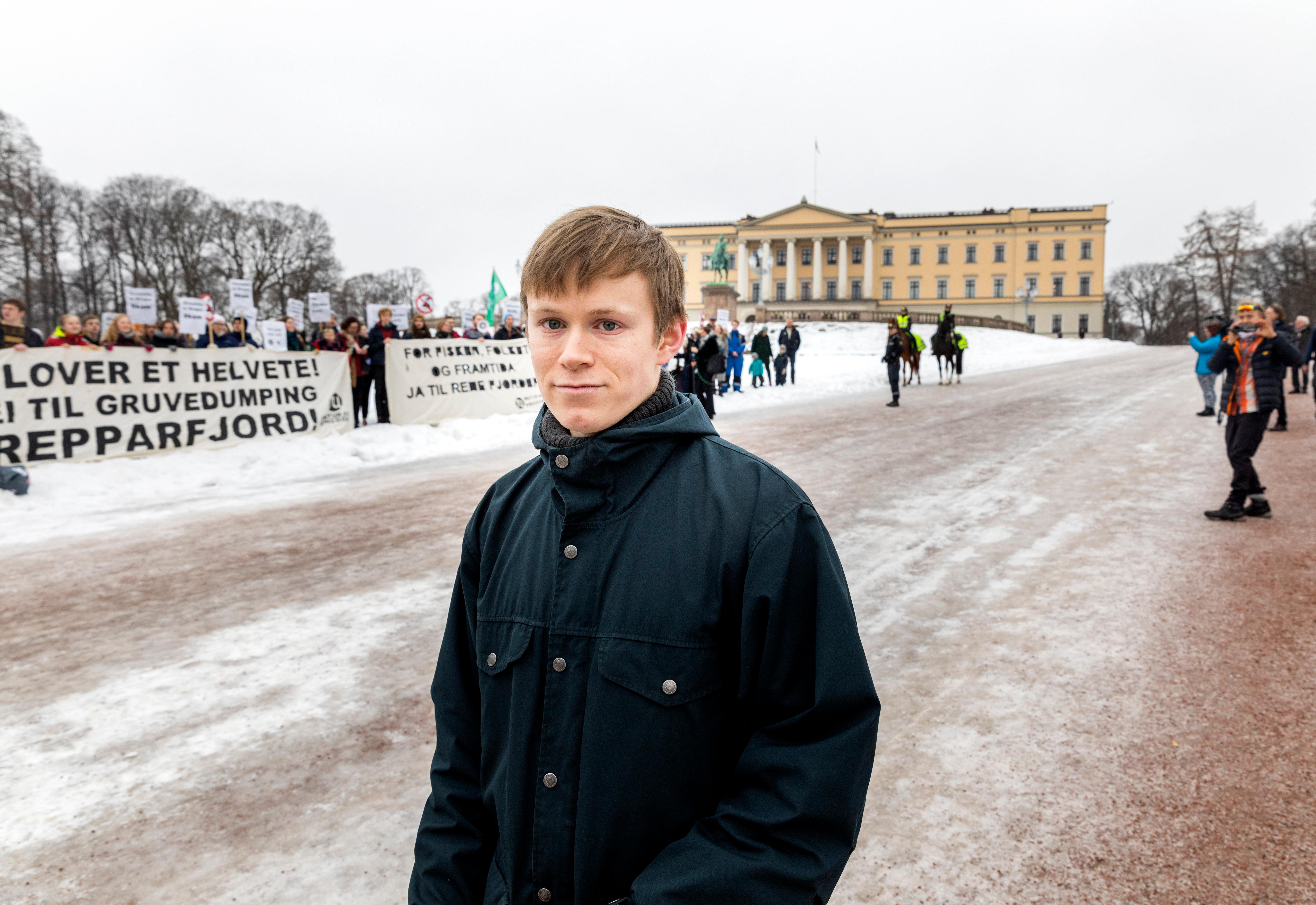 Oslo  20190215.
Aksjon Nei til gruvedumping i Repparfjord foran slottet i Oslo fredag. På bildet Natur og Ungdoms leder Gaute Eiterjord (t.h)
Foto: Gorm Kallestad / NTB scanpix