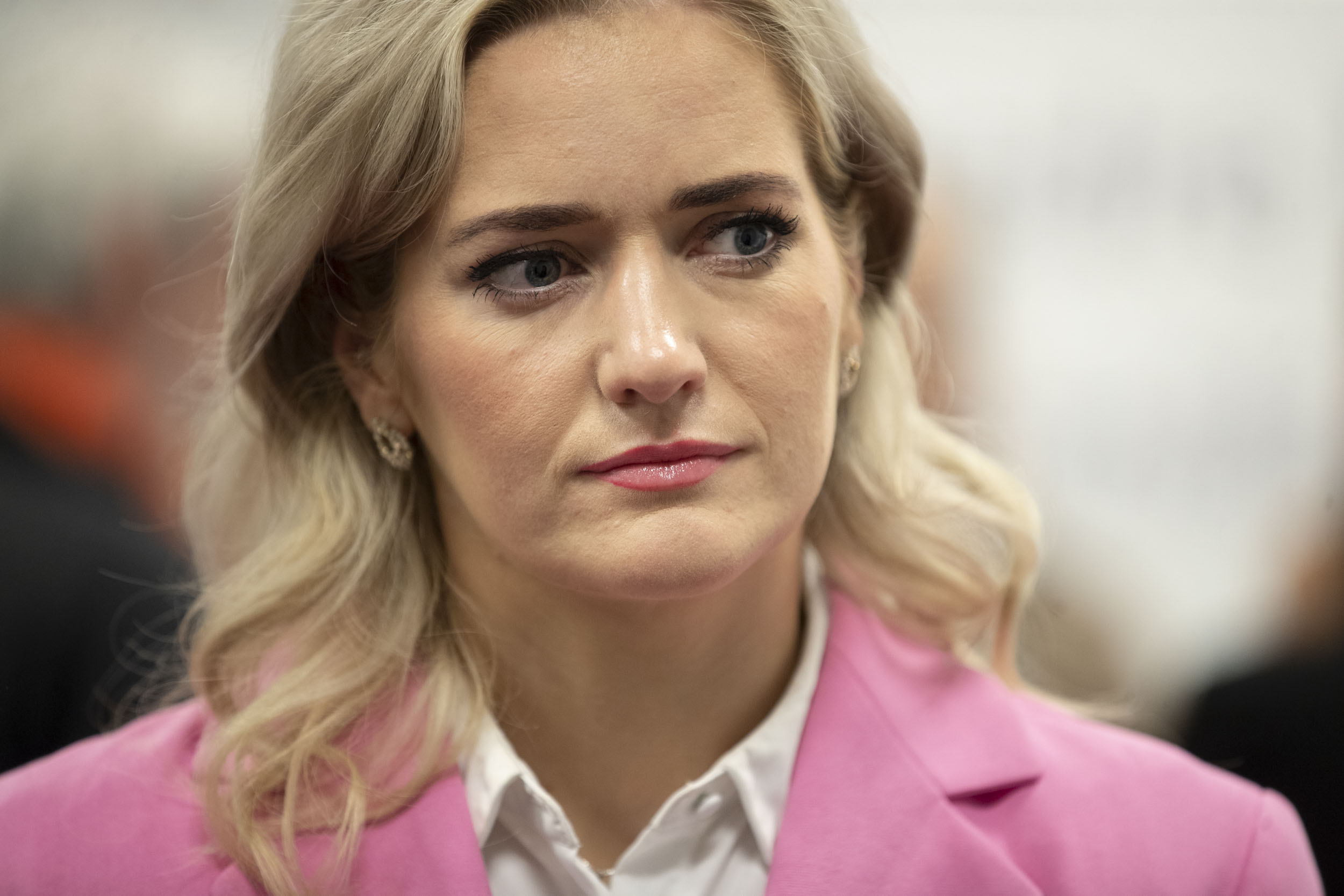 Hva fikk justis- og beredskapsminister Emilie Enger Mehl kritikk for å ha på telefonen sin?