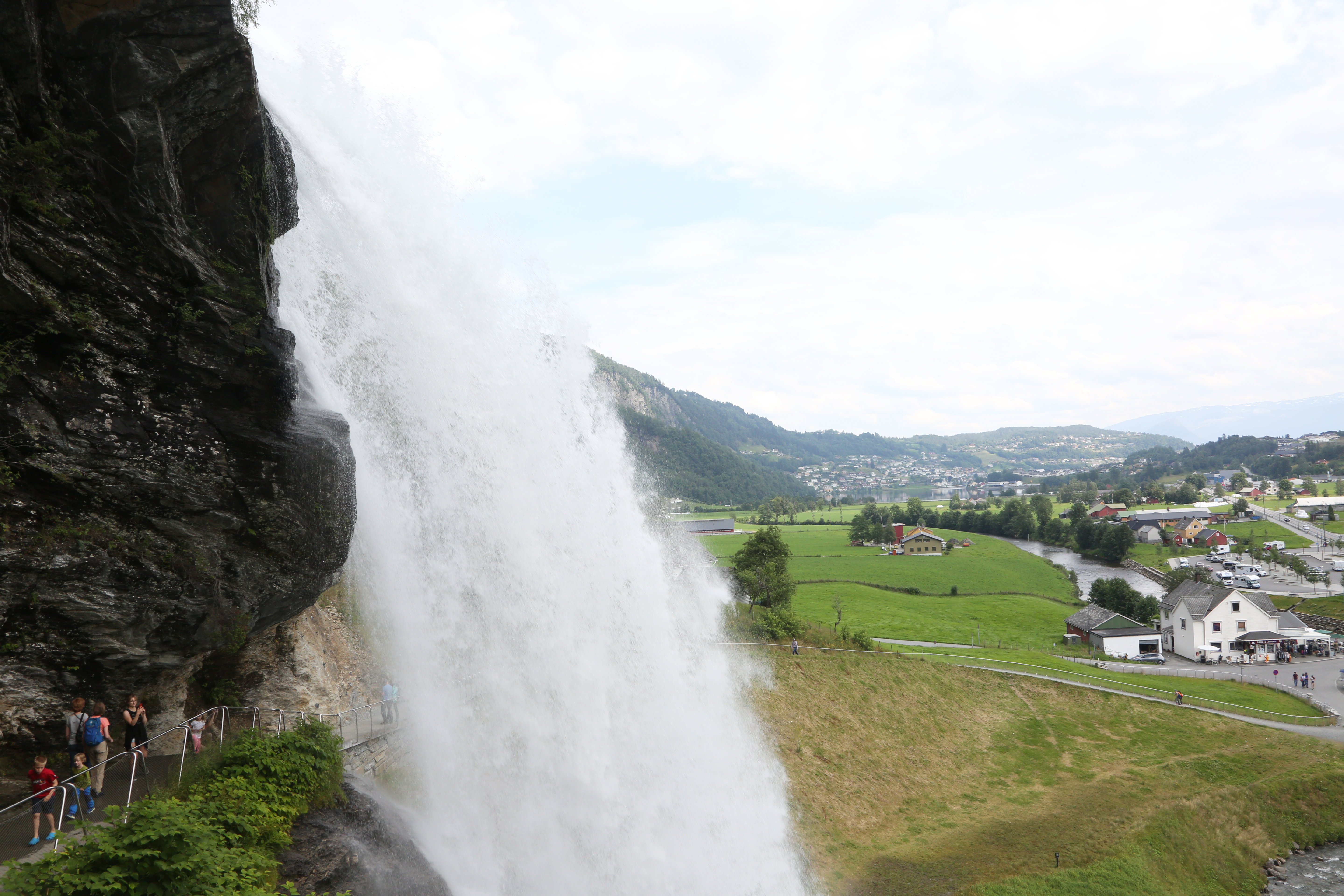 Kvam kommune har søkt om sikring hele ni friluftslivsområder i år. Bildet viser turgåere nær Steindalsfossen.