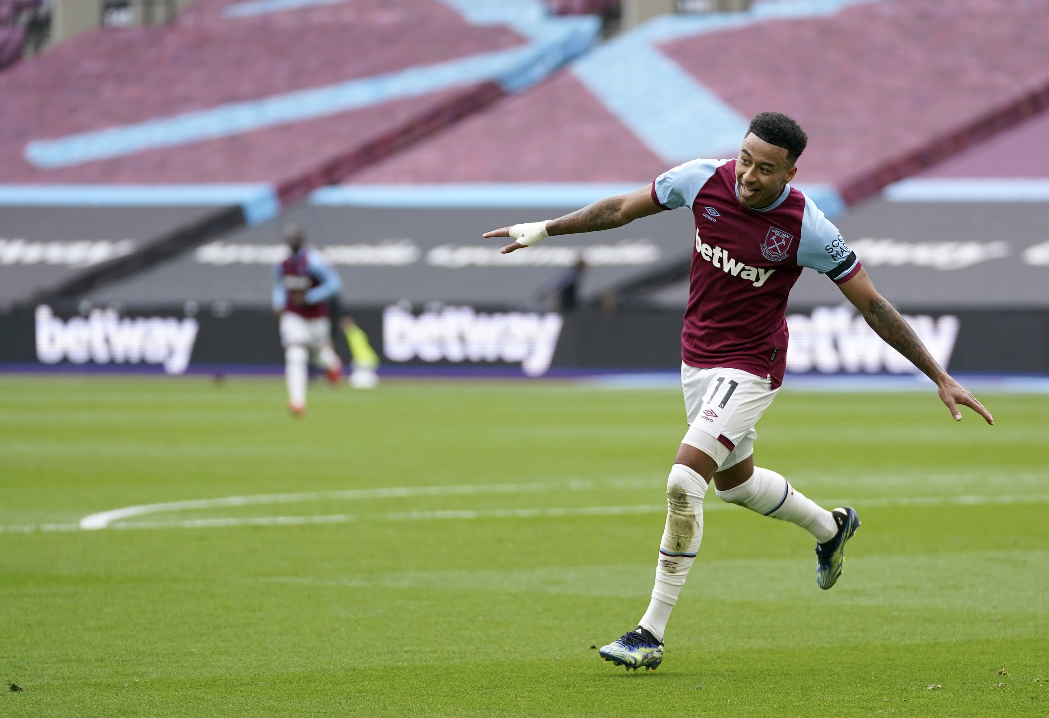 Jesse Lingard hylles av Bruno Fernandes etter den fenomenale formen han har vist for West Ham. Foto: John Walton / Pool via AP / NTB