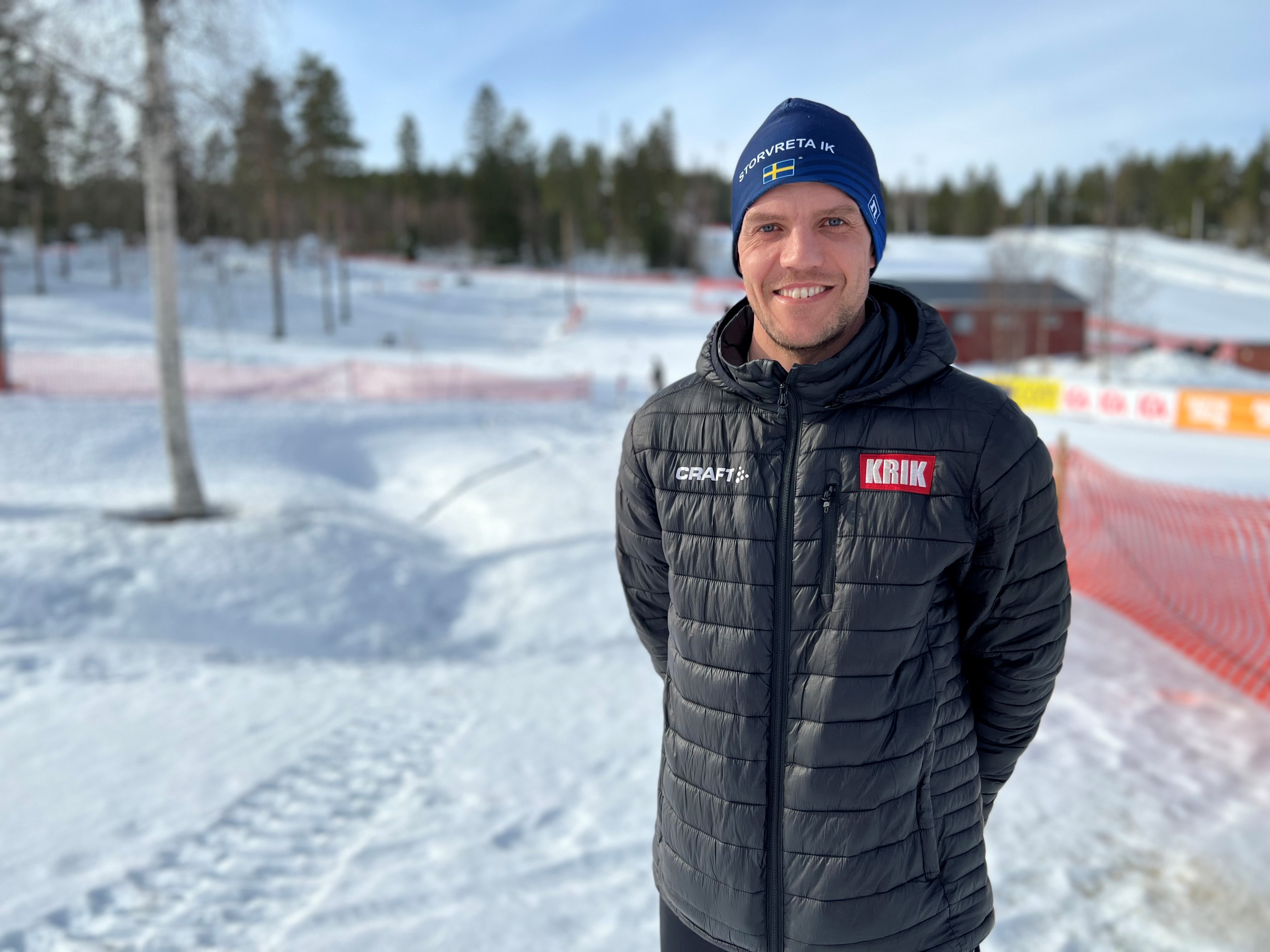 Man står vid skidstadion i Piteå.