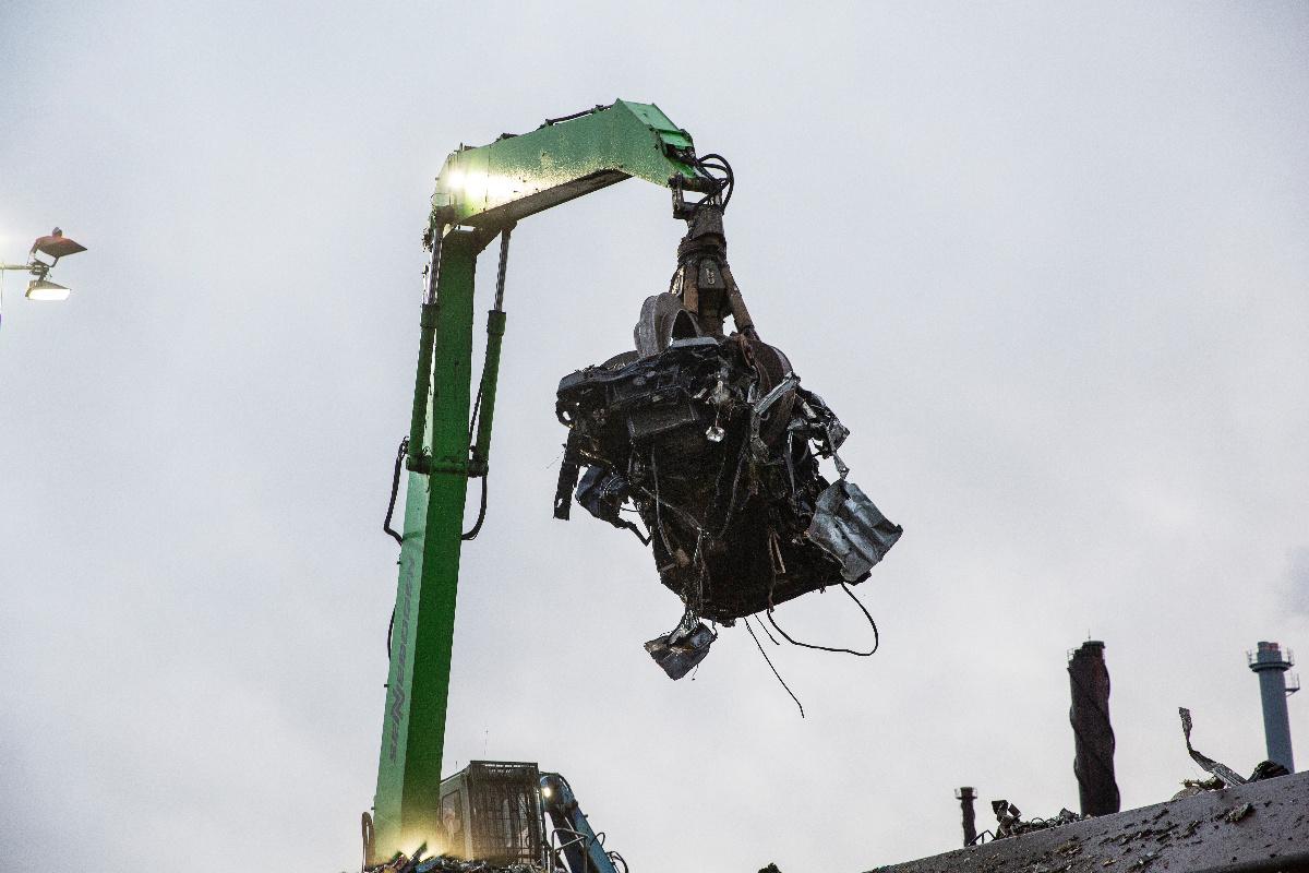 Biler inneholder et stort antall metaller. For Norsk Gjenvinning Metall er dette gull verdt. De klarer å gjenvinne 85 prosent av materialene på en bil.