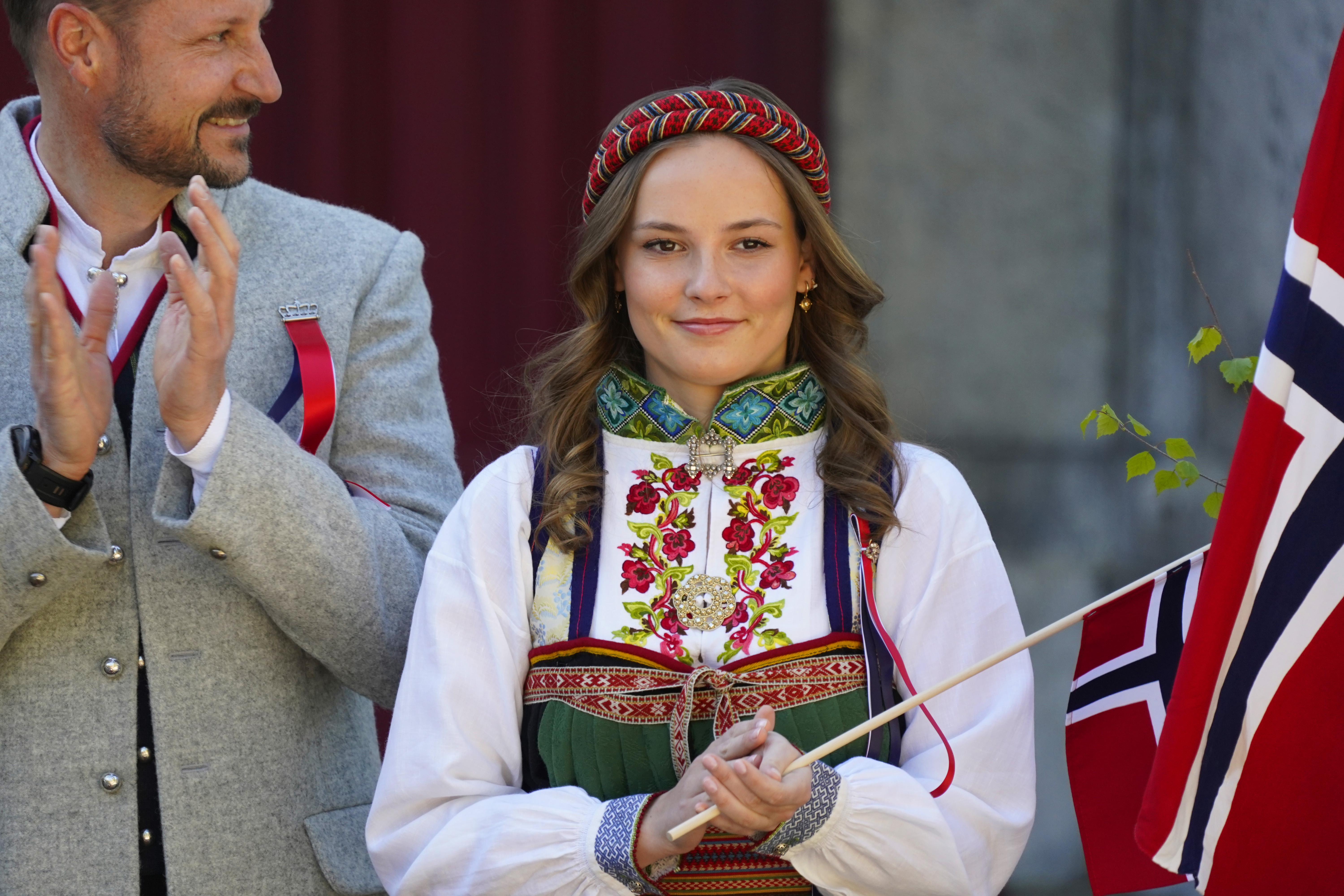 Kronprins Haakon og prinsesse Ingrid Alexandra under 17. mai-feiringen på Skaugum i Asker.
Foto: Lise Åserud / NTB