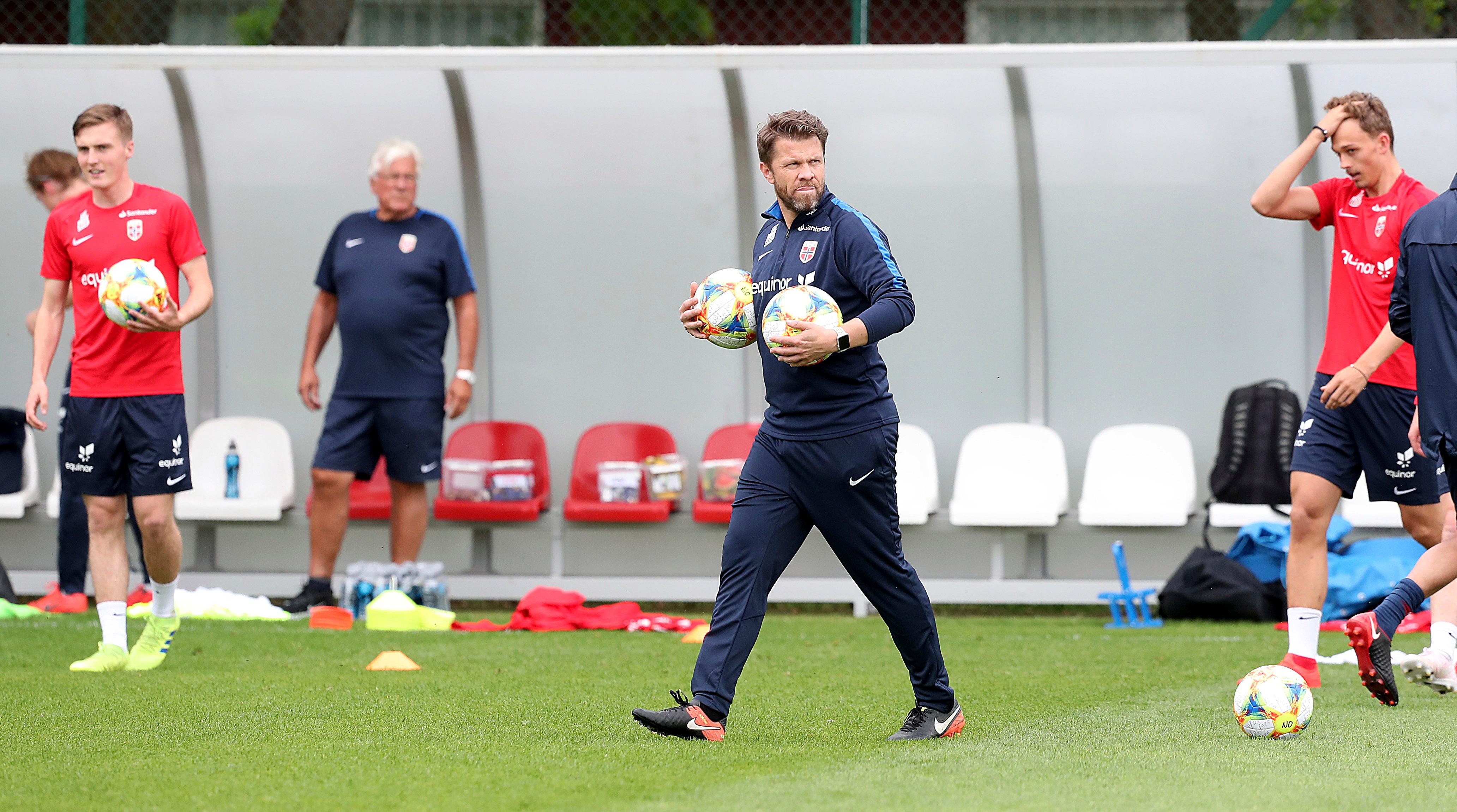 Lodz, Polen 20190522.
Landstrener Paal Arne «Paco» Johansen sammen med det norske U20 laget på trening i Lodz i Polen, til helgen skal de spille sin første VM kamp. 
Foto: Czarek Sokolowski / AP / NTB