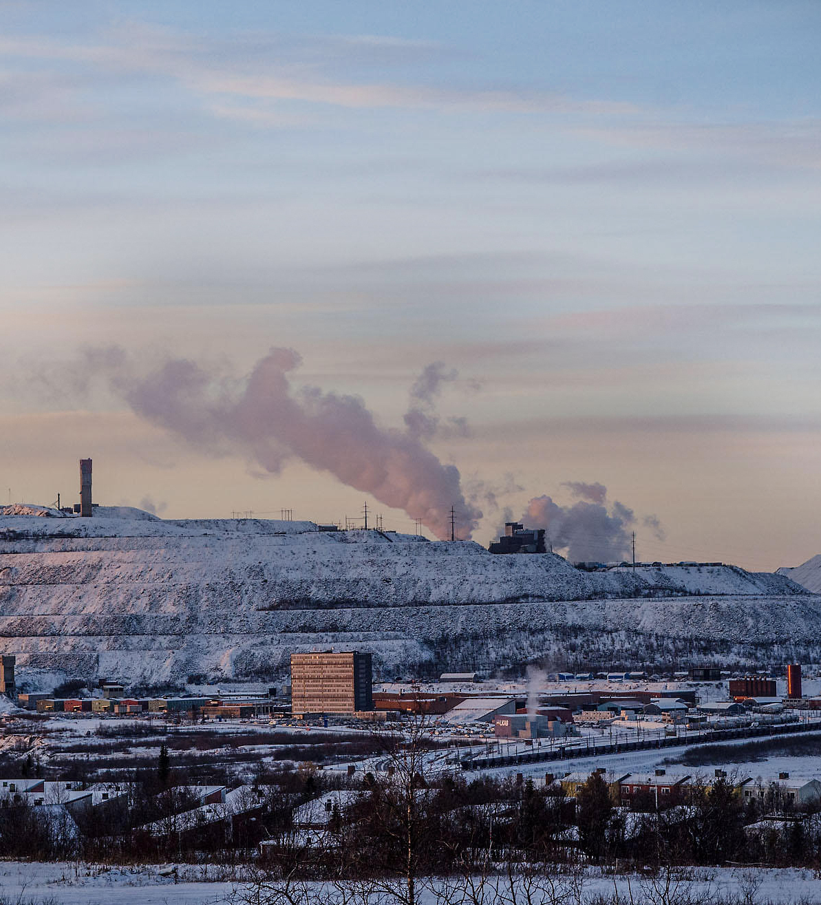 Gruvebyen Kiruna i Nord-Sverige. Gruvedriften er årsaken til byens eksistens, og årsaken til dens skjebne. Store deler av byen må flyttes til trygg grunn, unna gruven.