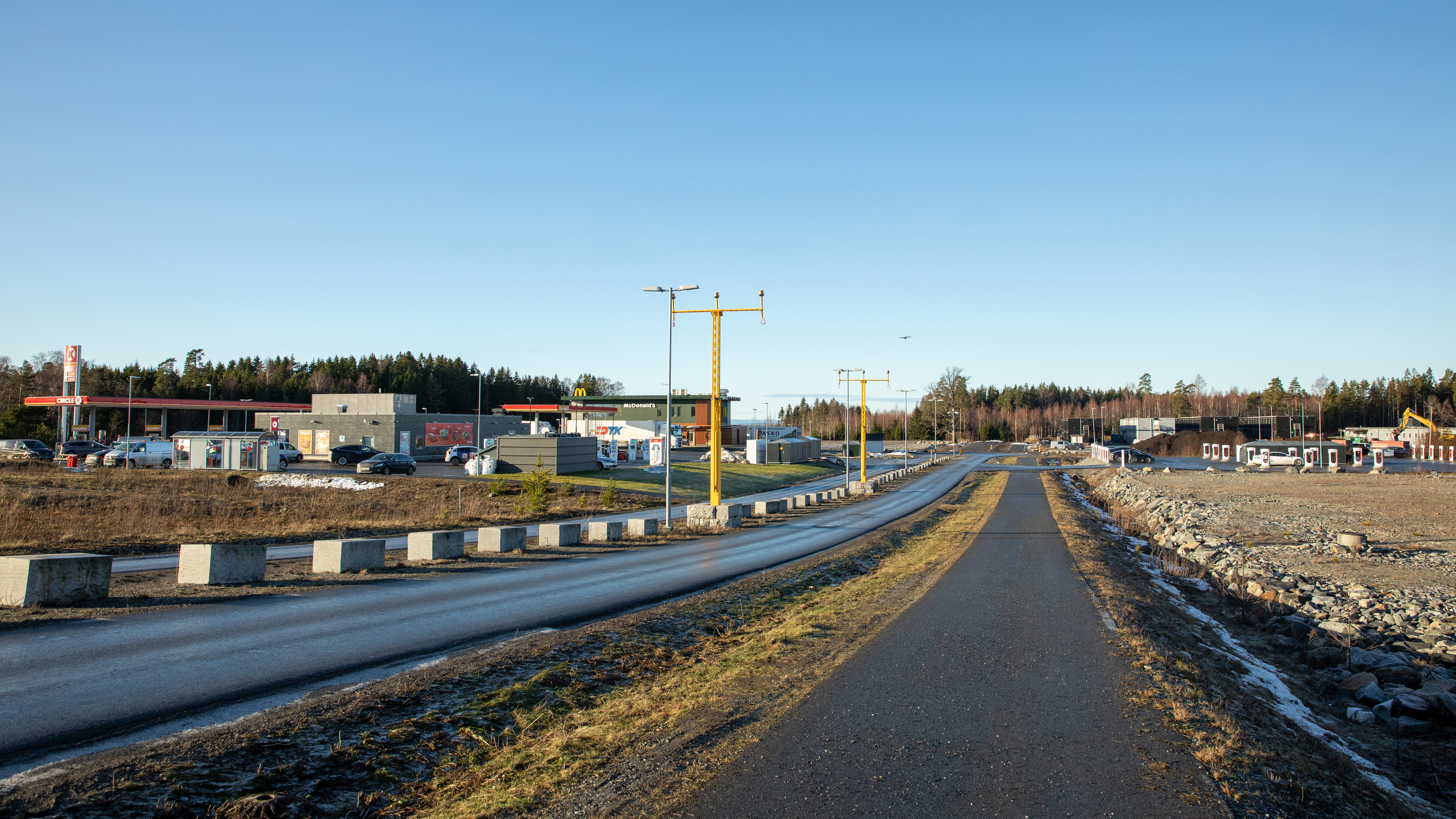 Denne næringstomta i Rygge mener Forsvaret utgjør en sikkerhetsrisiko, både for personer som oppholder seg der og militæret.