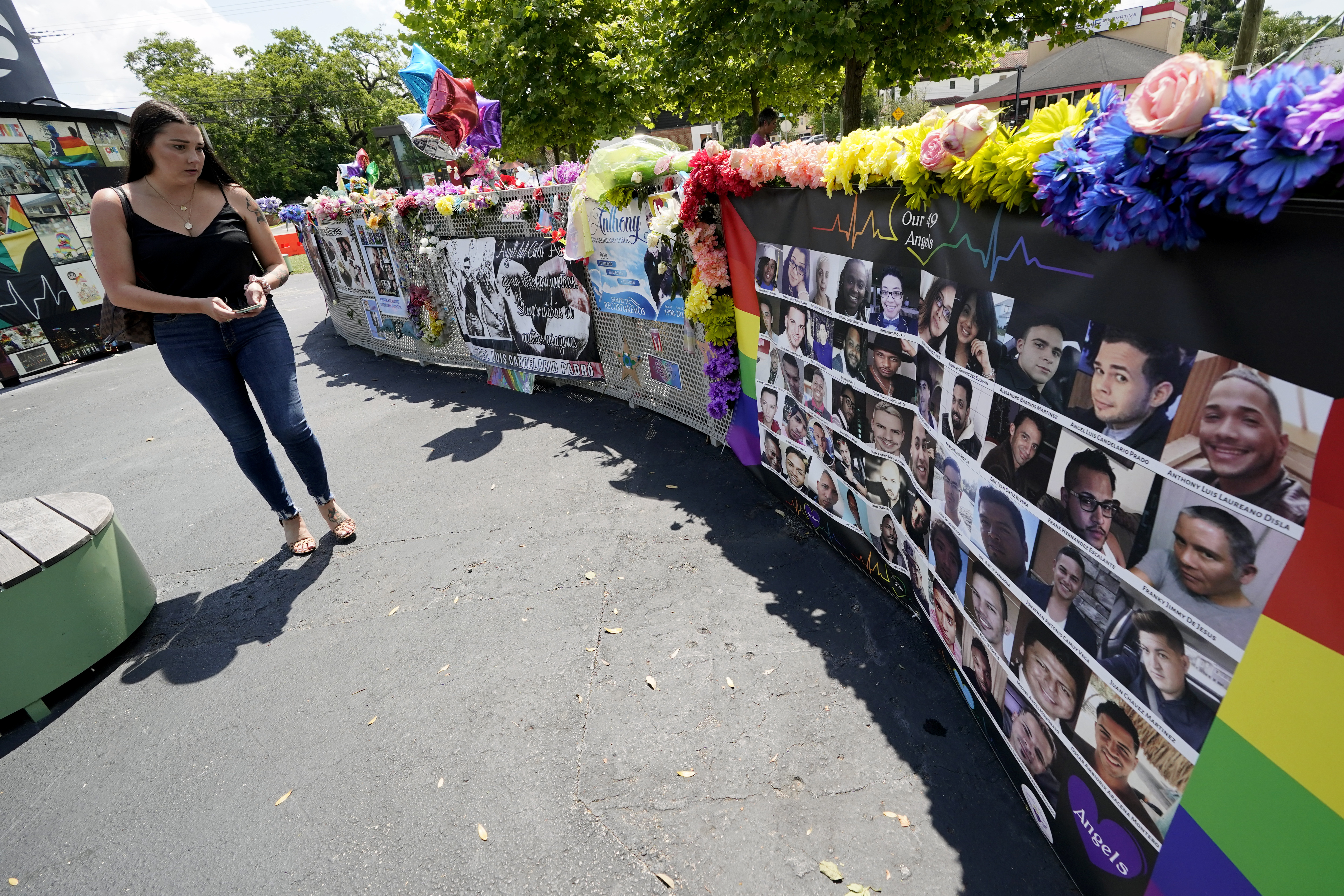 MINNEVEGG: En besøkende ved en minnevegg for de som ble drept på nattklubben Pulse i Orlando.