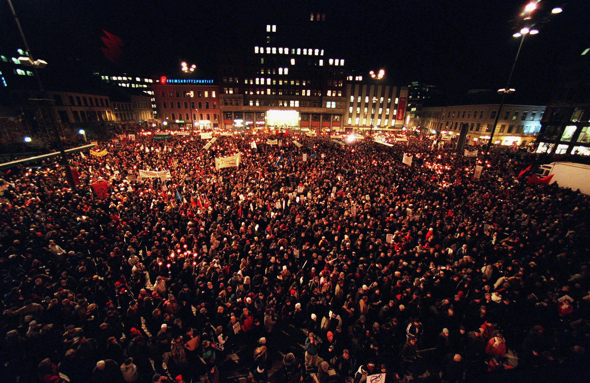 
OSLO, 20010201:
Mer enn 40.000 mennesker deltok i fakkeltog i Oslo torsdag til minne om Benjamin Hermansen.  
Foto: Jarl Fr. Erichsen / SCANPIX