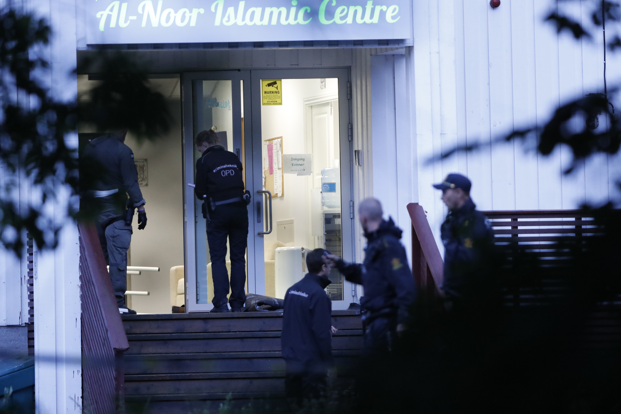 Bærum 20190810. 
Politiet jobber på åstedet etter en skyteepisode i Al-Noor Islamic Centre moskéen i Bærum