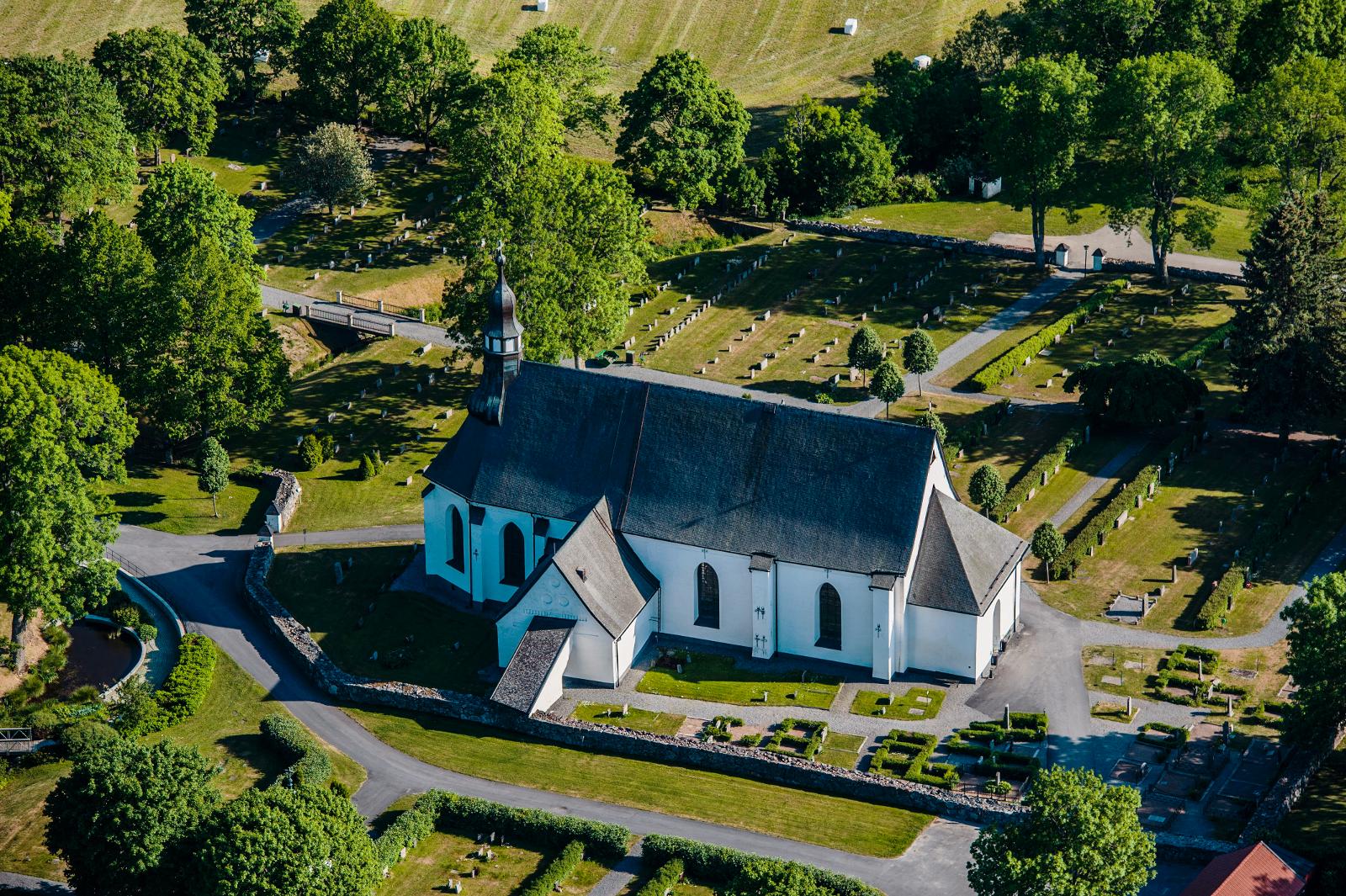 Går ur Svenska kyrkan i protest mot sammanslagning