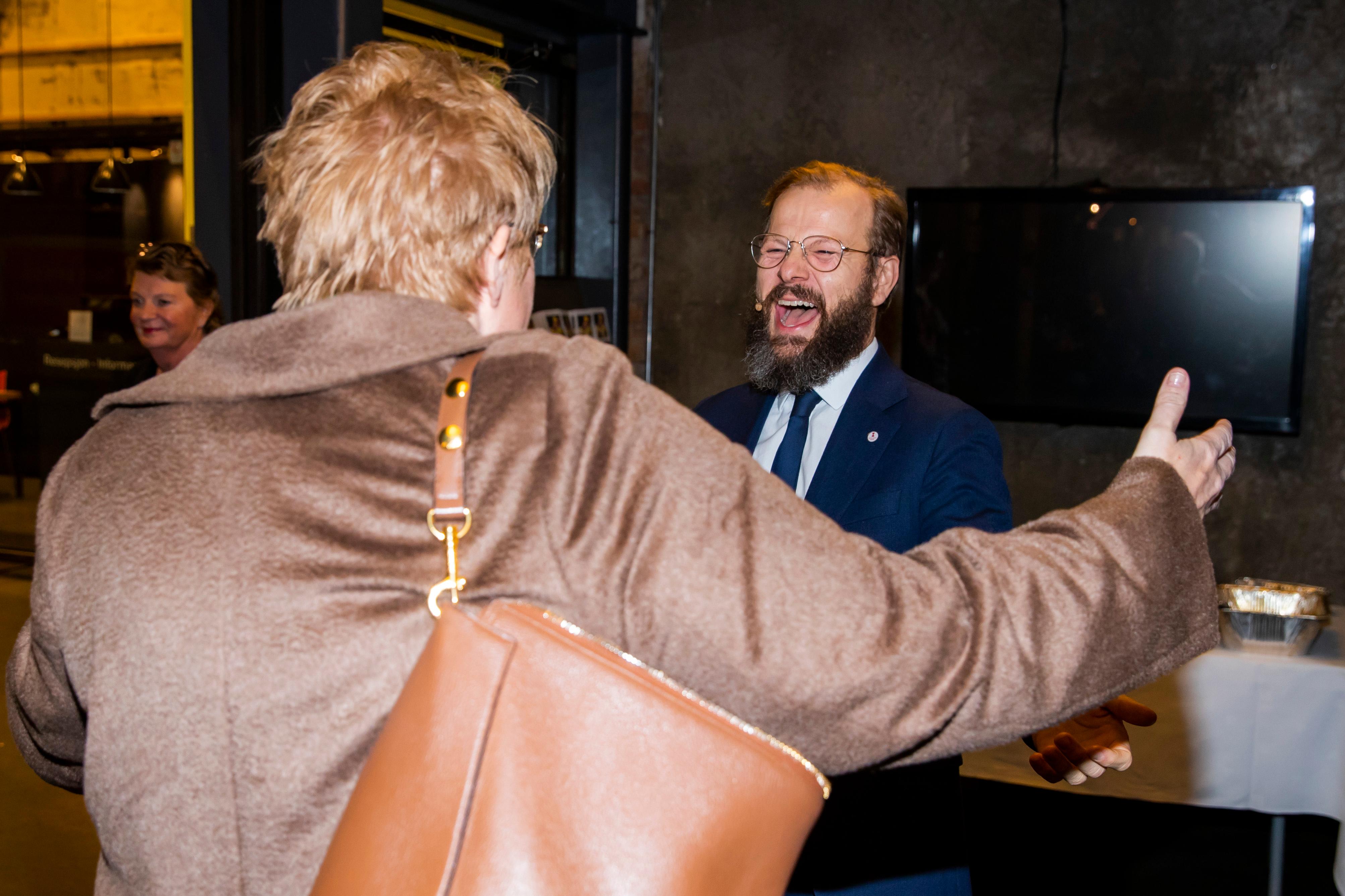 Oslo  20181205.
Styreleder i Frivillighet Norge Heikki Holmås tar i mot kulturminister Trine Skei Grande før markeringen av FNs internasjonale dag for frivillig innsats på DOGA i Oslo onsdag.
Foto: Håkon Mosvold Larsen / NTB scanpix