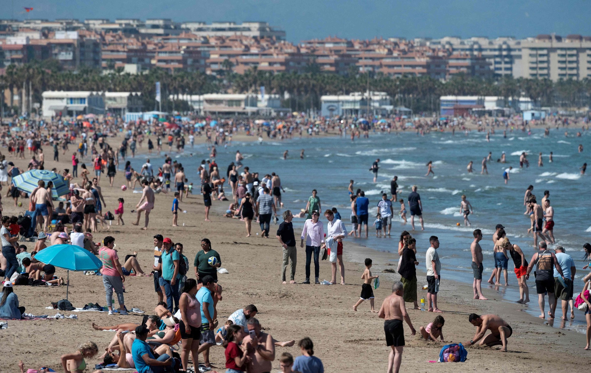 Sommerstemning på stranda Malavarrosa i Valencia i Spania. Bildet er tatt 24. april, før de aller høyeste temperaturene hadde kommet.