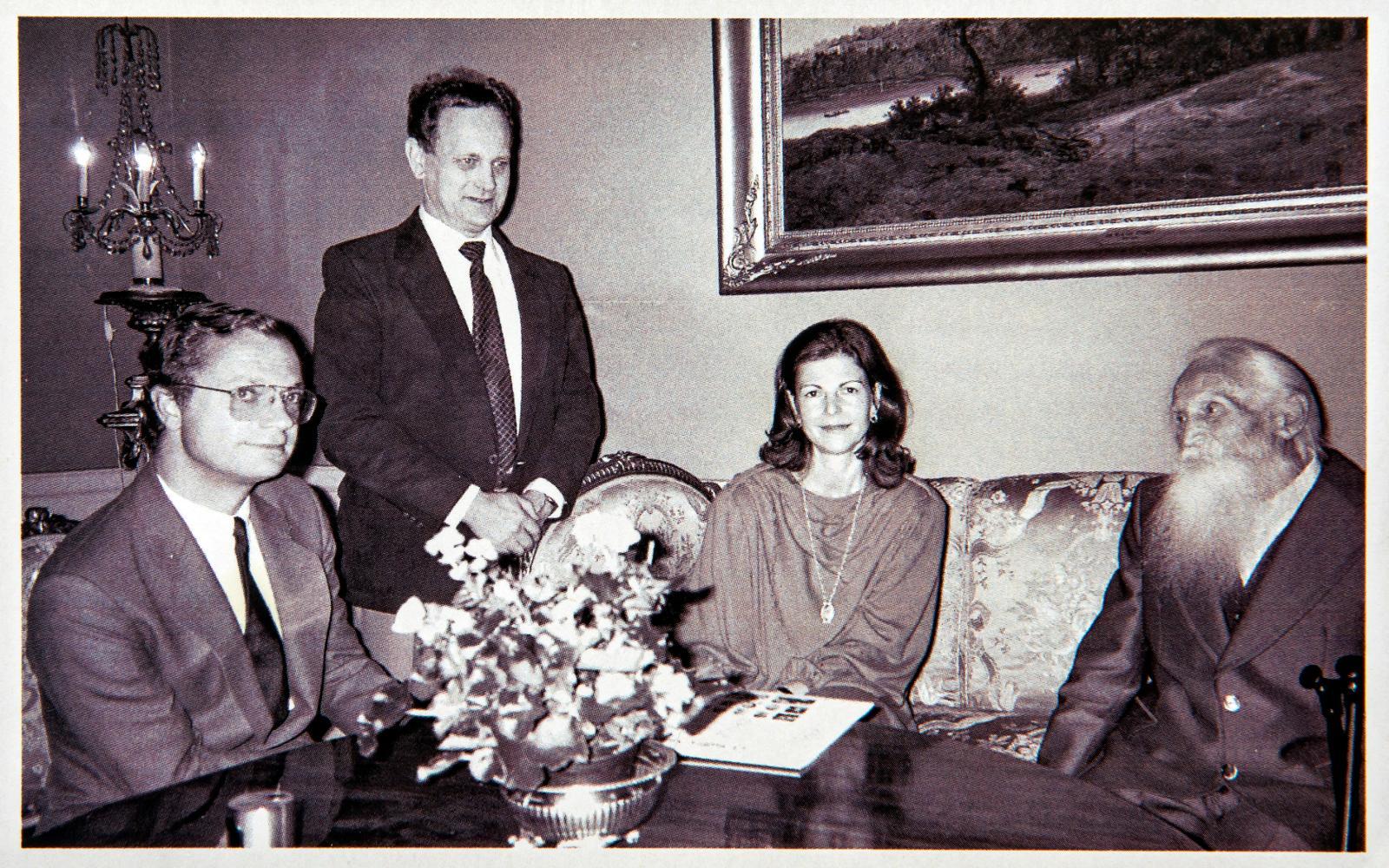 På kungliga slottet i Stockholm. Evan Ljunggren hos kung Carl XVI Gustaf och drottning Slivia i samband med Gustaf "Stålfarfar" Håkanssons 100-årsdag 1985.