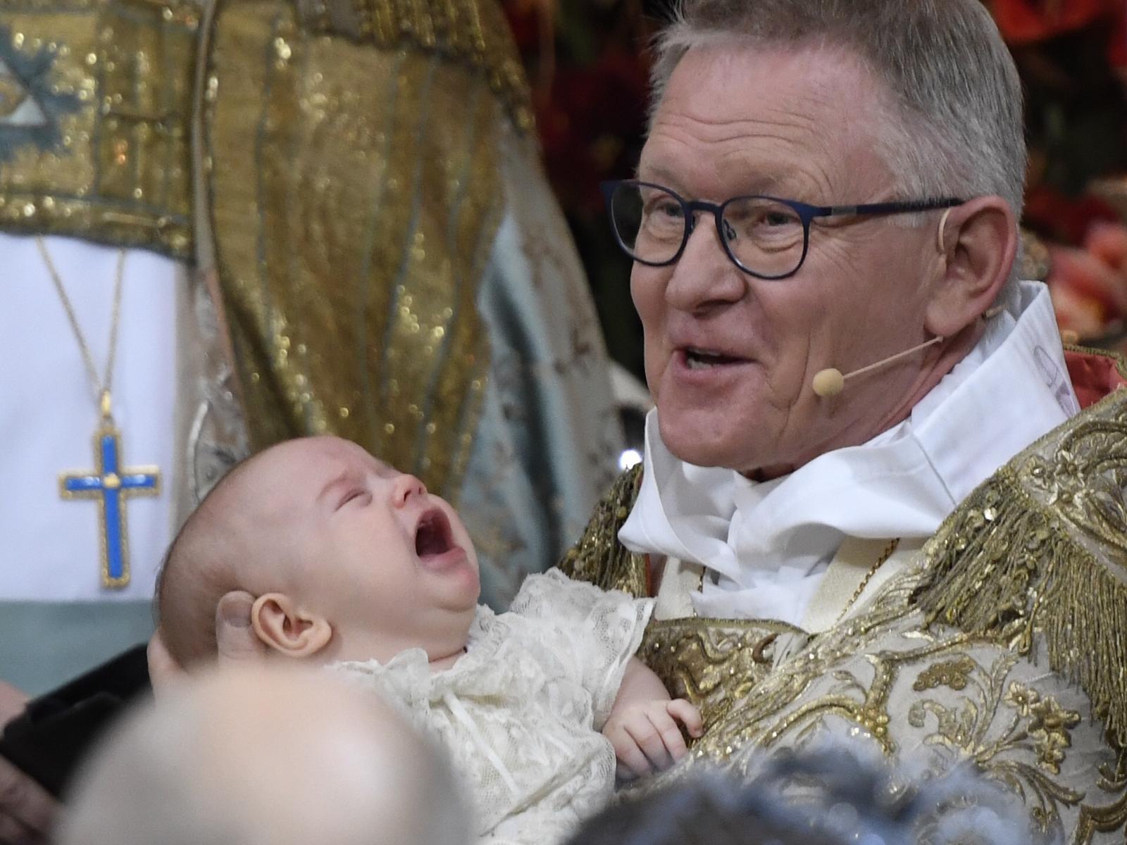 Ärkebiskop emeritus Anders Wejryd med Gabriel vid prins Gabriels dop.