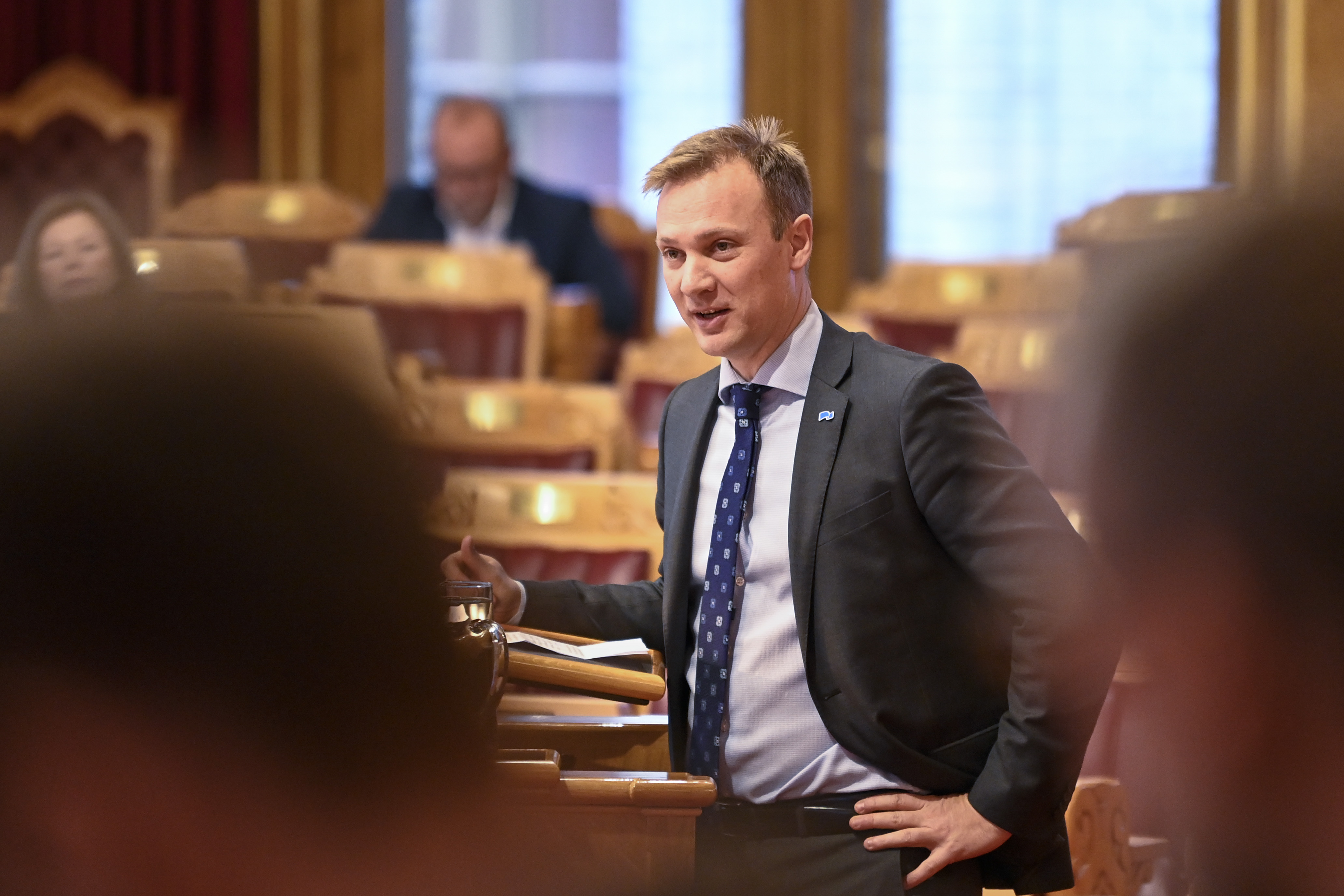 Bård Ludvig Thorheim (H) mener regjeringen må vurdere et forbud mot variable strømavtaler hvis dagens regelverk ikke beskytter strømkunder godt nok. Foto: Annika Byrde / NTB