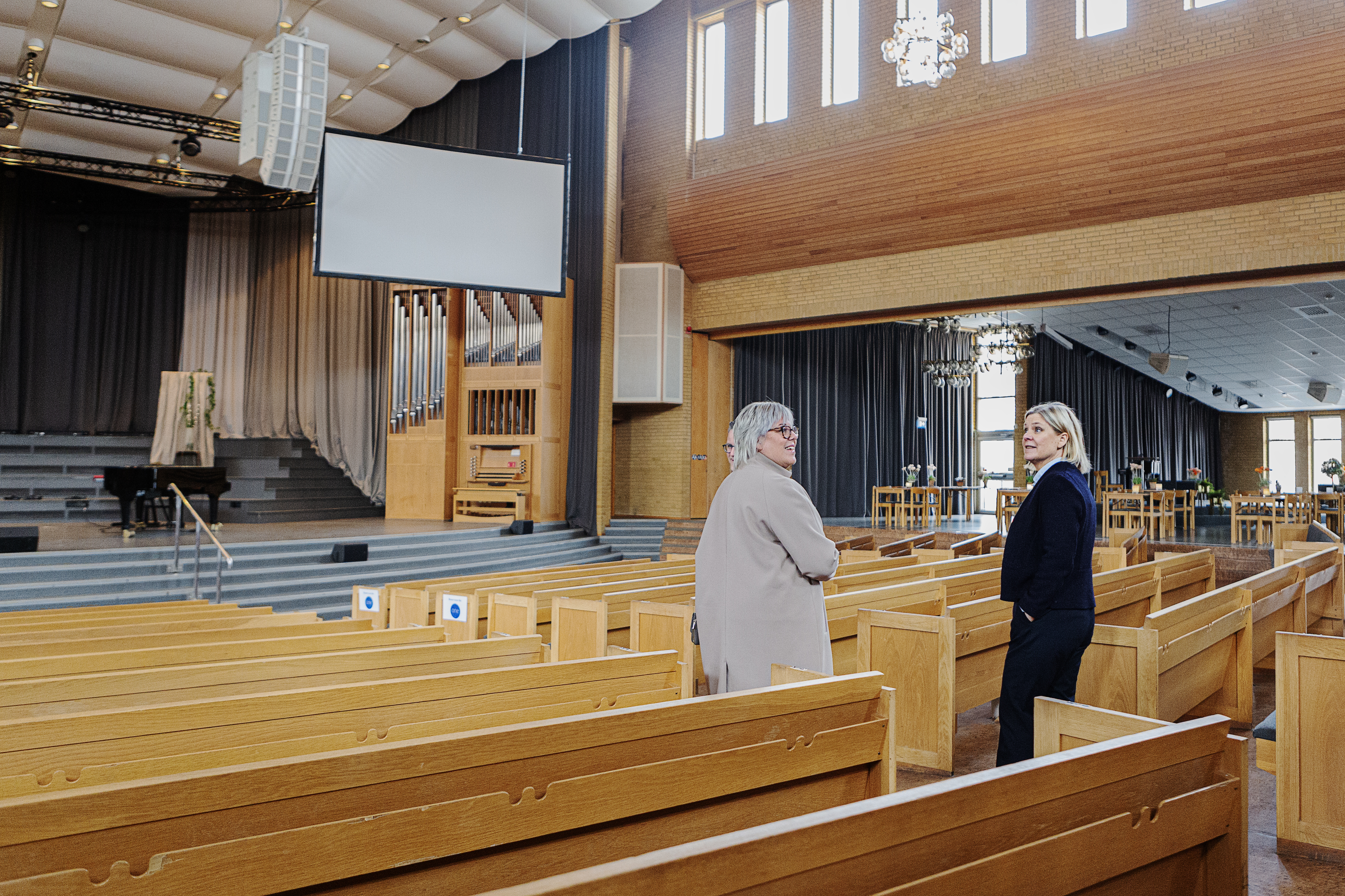 Socialdemokraternas partiledare Magdalena Andersson höll ett traditionsenligt tal på första maj inför storpublik på Hovrättstorget i Jönköping. Kort senare besökte hon pingstkyrkan i Jönköping -  hyllar kyrkornas sociala arbete.