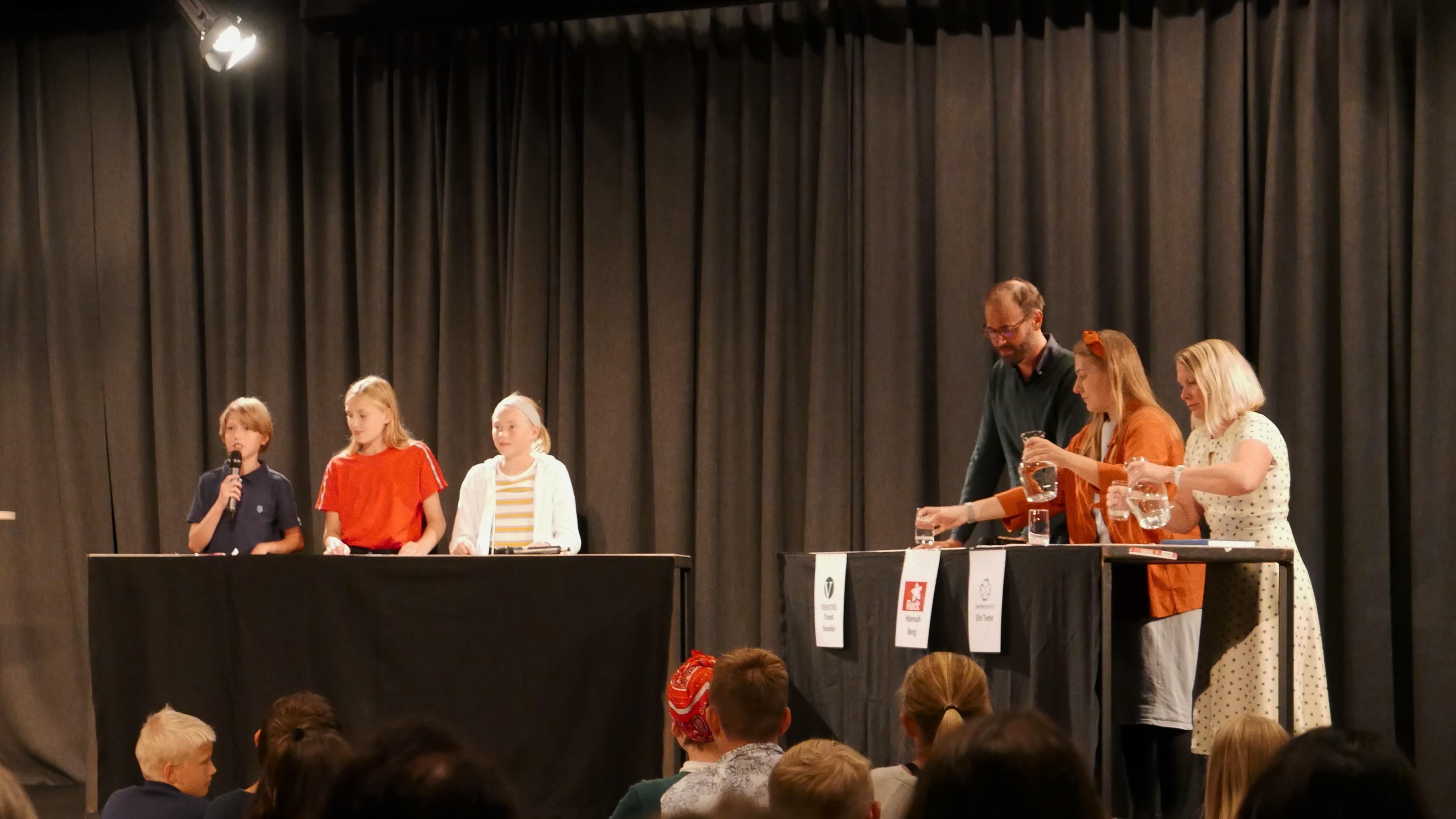 SKOLEN: Julian Stenstrup, Julie Hals og Tuva Kanstrup griller Rødt (Hanna Berg), Venstre (Trond Svandal) og Sp (Elin Tvete).