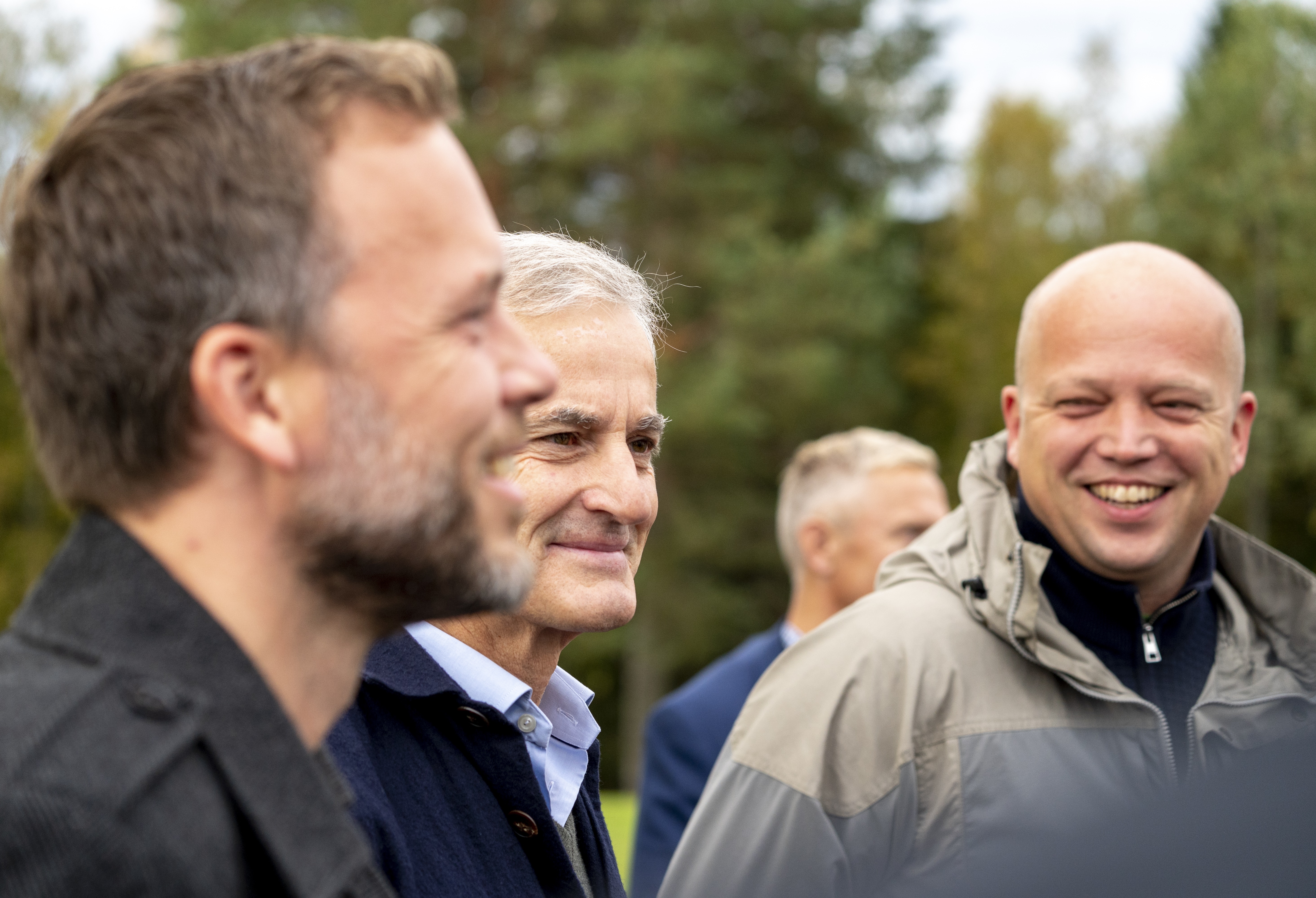 Det var god stemning da Audun Lysbakken, Jonas Gahr Støre og Trygve Slagsvold Vedum møtte pressen før sonderingene på Hurdalsjøen hotell. Partiene er enige om mye, men det er også nok av konkliktsaker, som klima- og oljepolitikken.