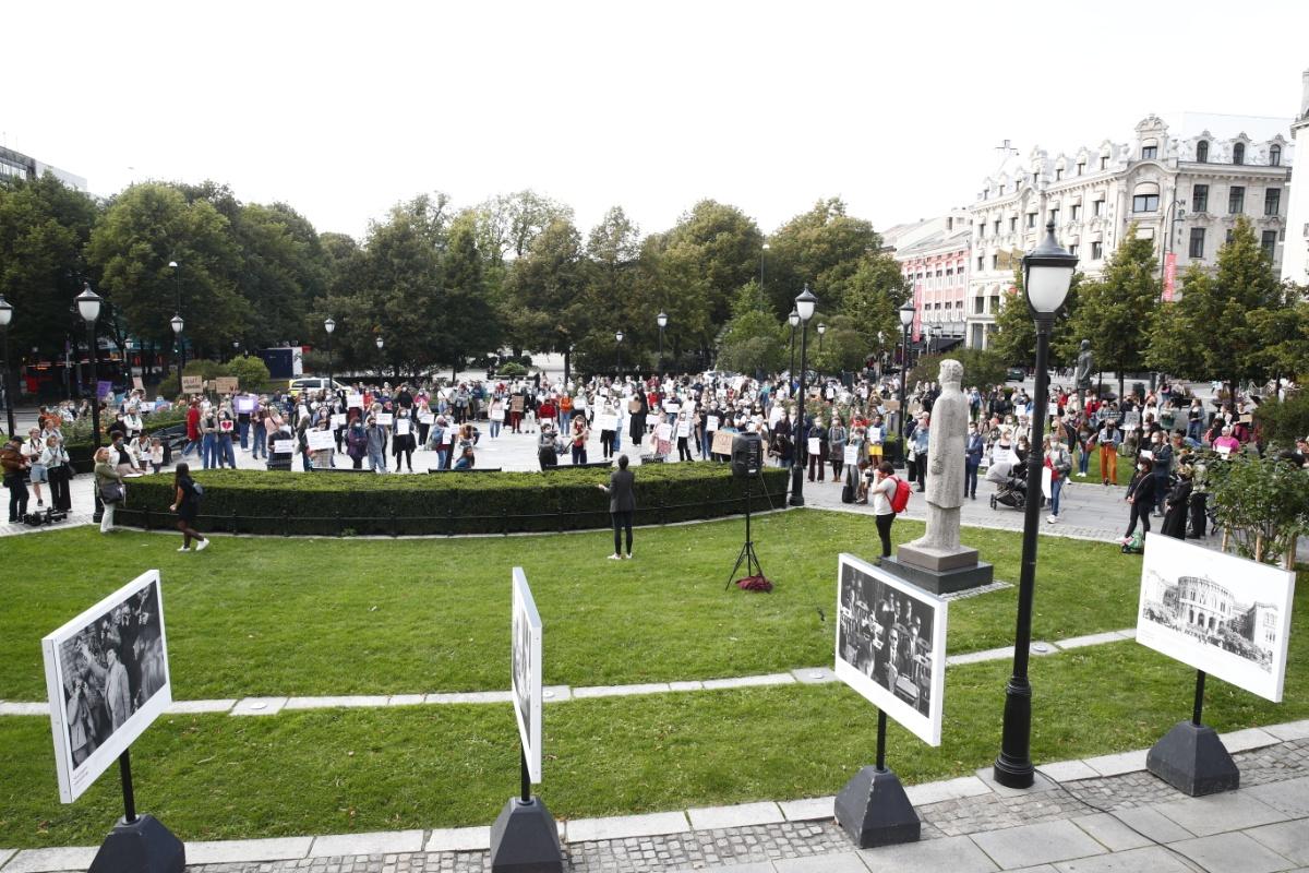 Anslagsvis 200 personer demonstrerte foran Stortinget mandag ettermiddag.