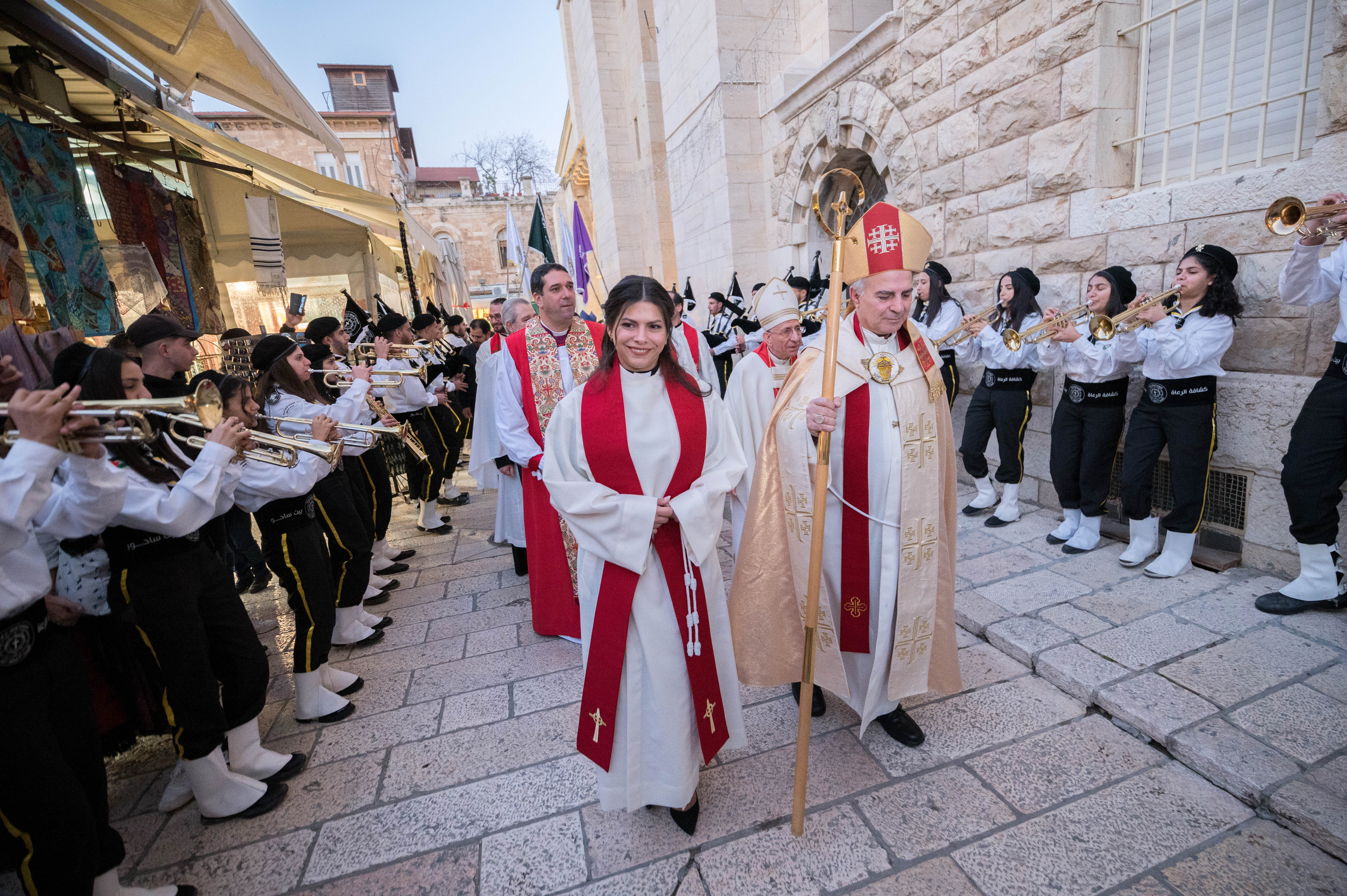 Det är hög stämning när Sally Azar som första palestinska kvinna vigs till präst i
den stora Frälsarens kyrka (Church of the Redeemer) i Jerusalem.