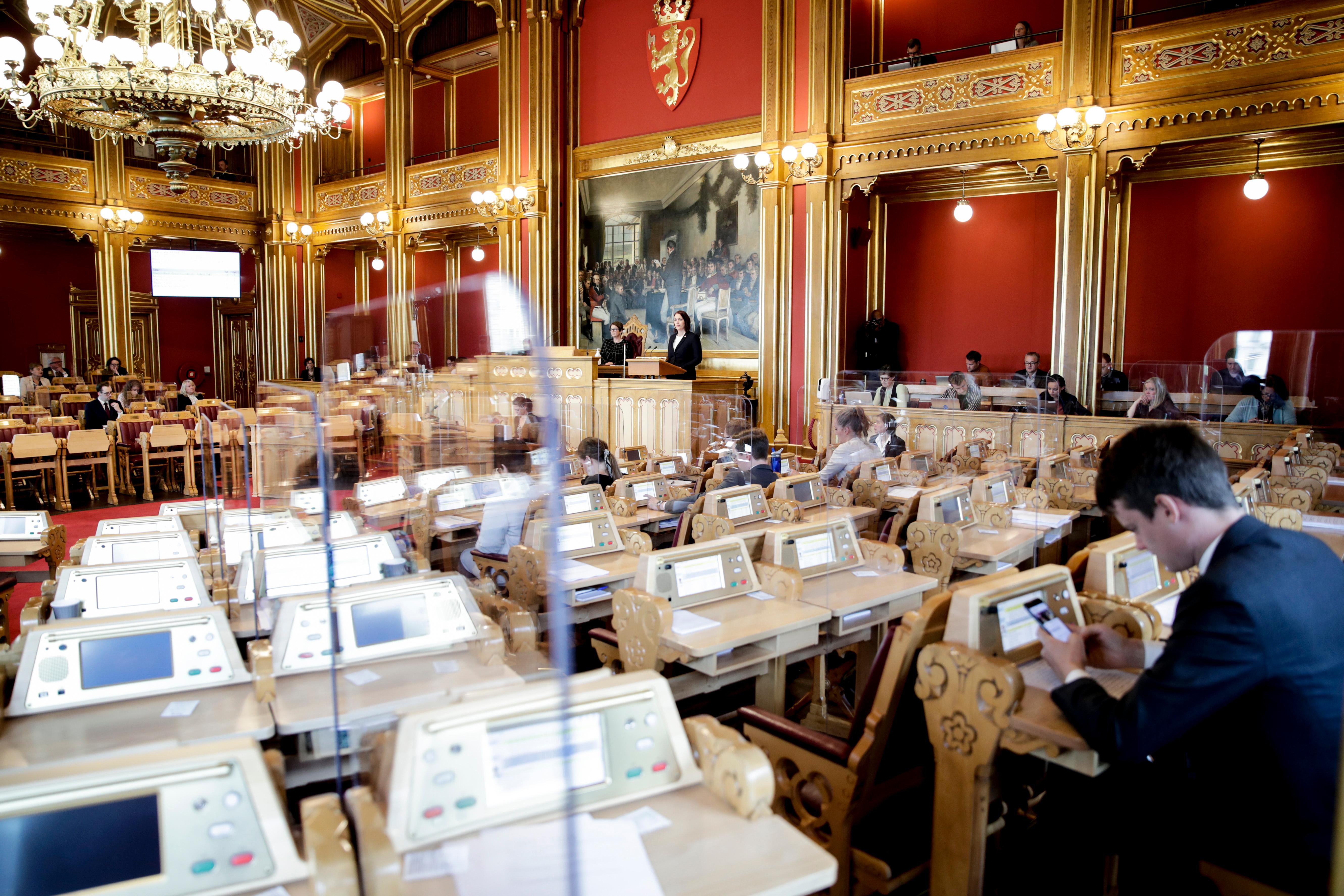 Oslo 20200526. 
Åshild Bruun-Gundersen  Frp innleder debatten om  den nye bioteknologiloven skal stemmes over. Pleksiglass i stortinget er på plass under møtet.
Foto: Vidar Ruud / NTB scanpix