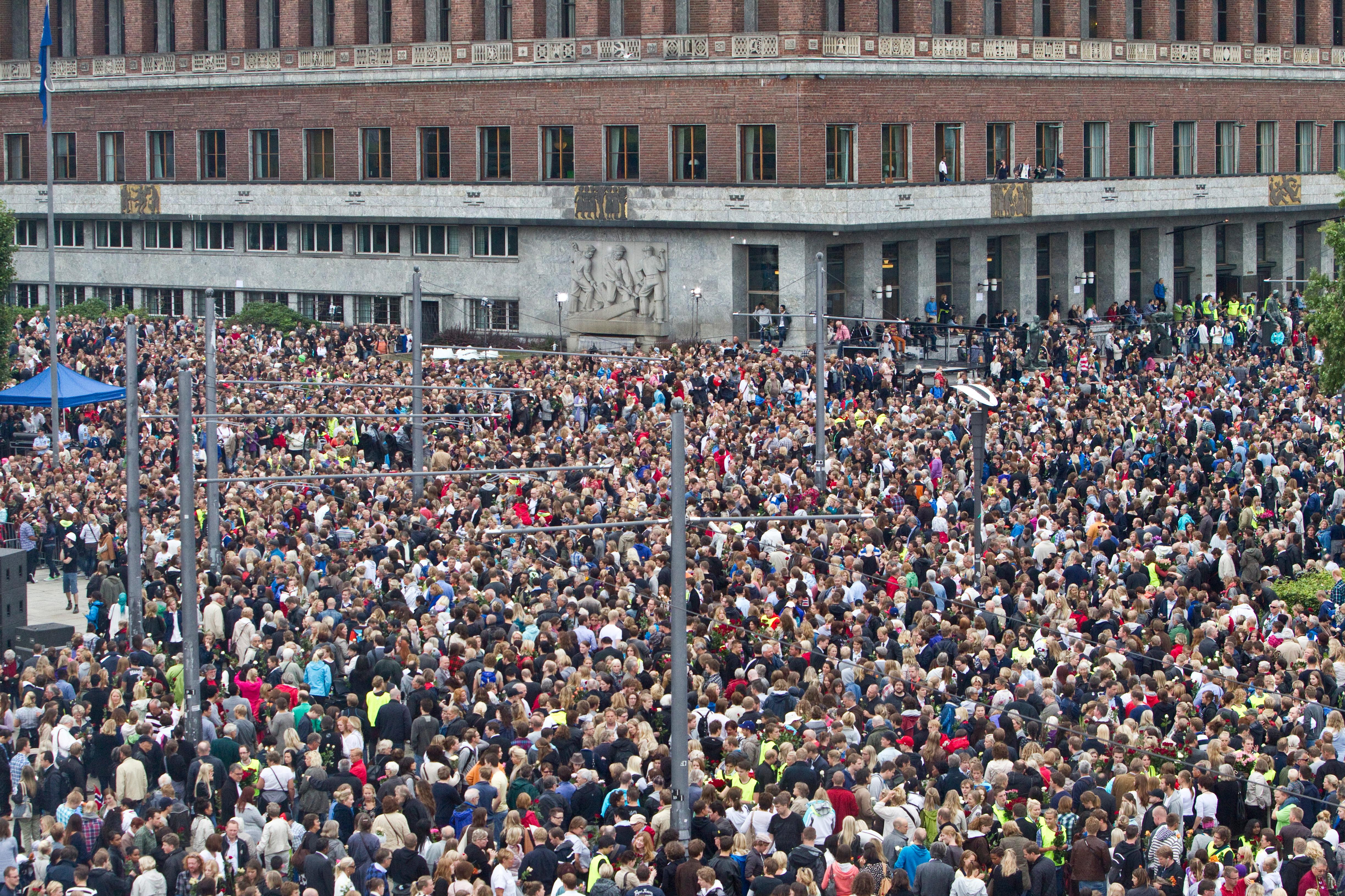 Oslo 20110725.  TERROR RAMMER NORGE. Store menneskemengder samlet seg på Rådhusplassen mandag ettermiddag i påvente av "rosetoget"  til minne om ofrene for bombeeksplosjonen og skytetragedien på Utøya fredag.
Foto: Aleksander Andersen / Scanpix