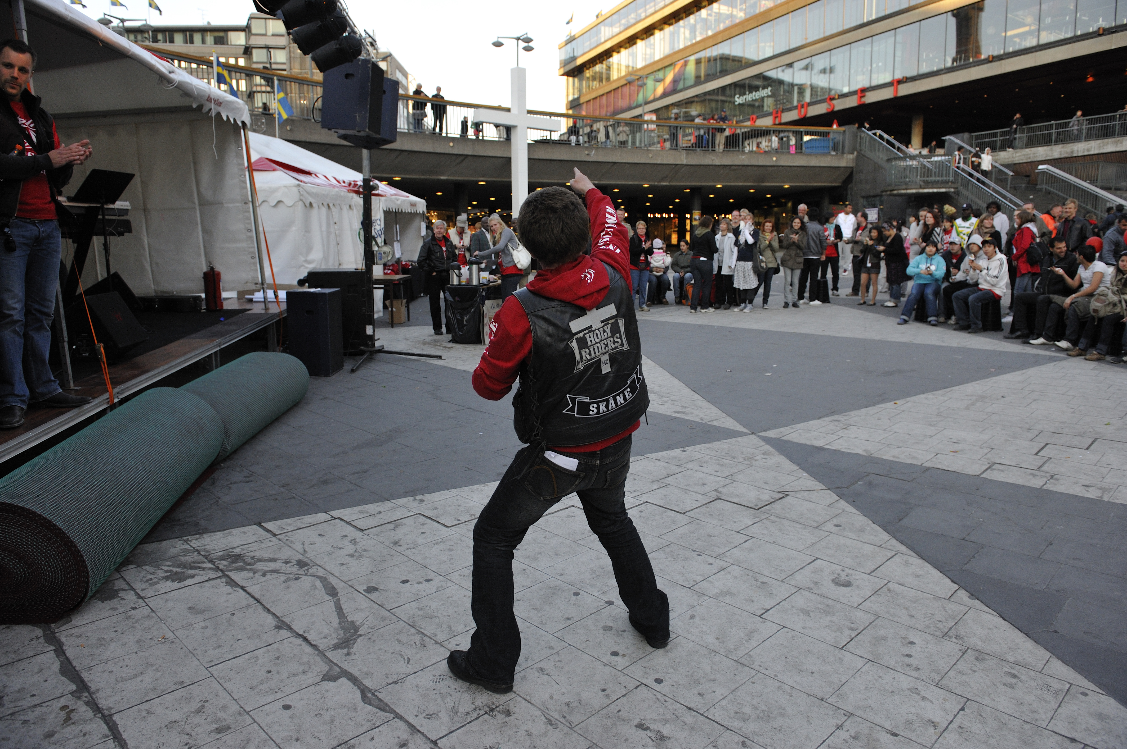 Jesusmanifestationen den 2 maj intog Jesusfolket Sergels torg (Plattan) och Stockholms gator. Det var en en ekumenisk samling för att nå ut till unga som inte vet något om kristna. Jesusbiblar och pannkakor delades ut. Roul Åkesson som lett arbetet inför helgen. Jesusbibel, Jesus bibel.