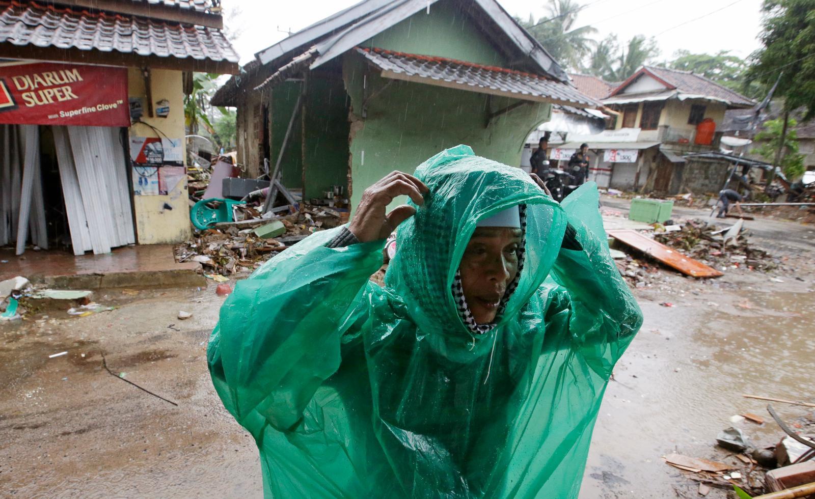 Tårfylld mässa i tsunami-drabbade Indonesien