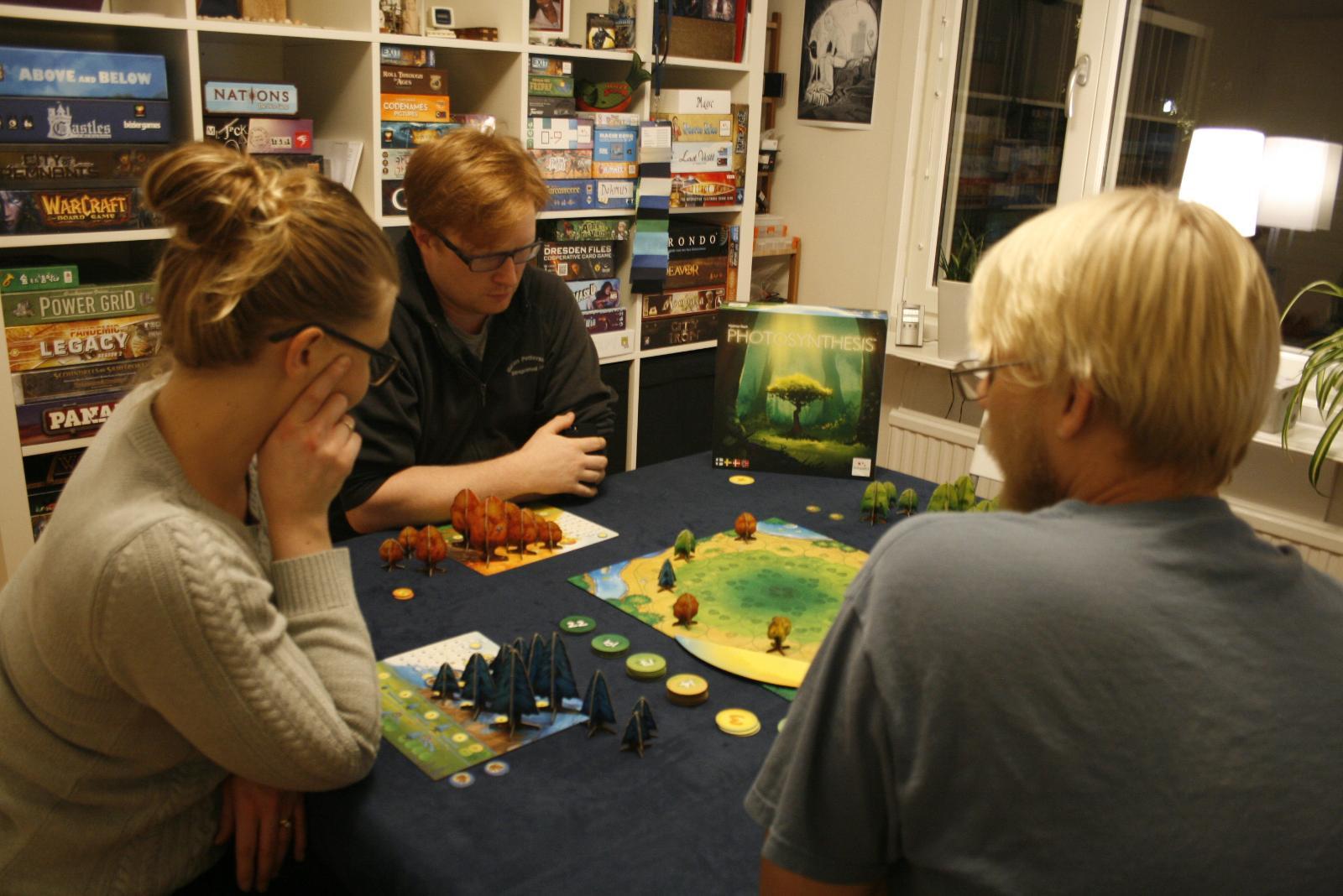 Dagens stora brädspelstest 2018. Linnea Buckley, Patrik Almqvist och Ernst Johansson spelar Photosythesis.