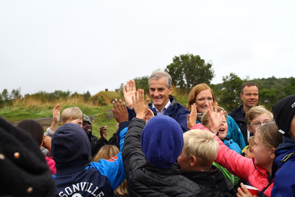 MARKERTE SØNDAGSKAMP: Jonas Gahr Støre dro i går til Bodø for å markere åpningen av en nasjonal kampanje mot søndagsåpent. Partiets ordførerkandidat, Ida Pinnerød (til høyre for Støre), satser på å vinne byen tilbake fra borgerlig styre.