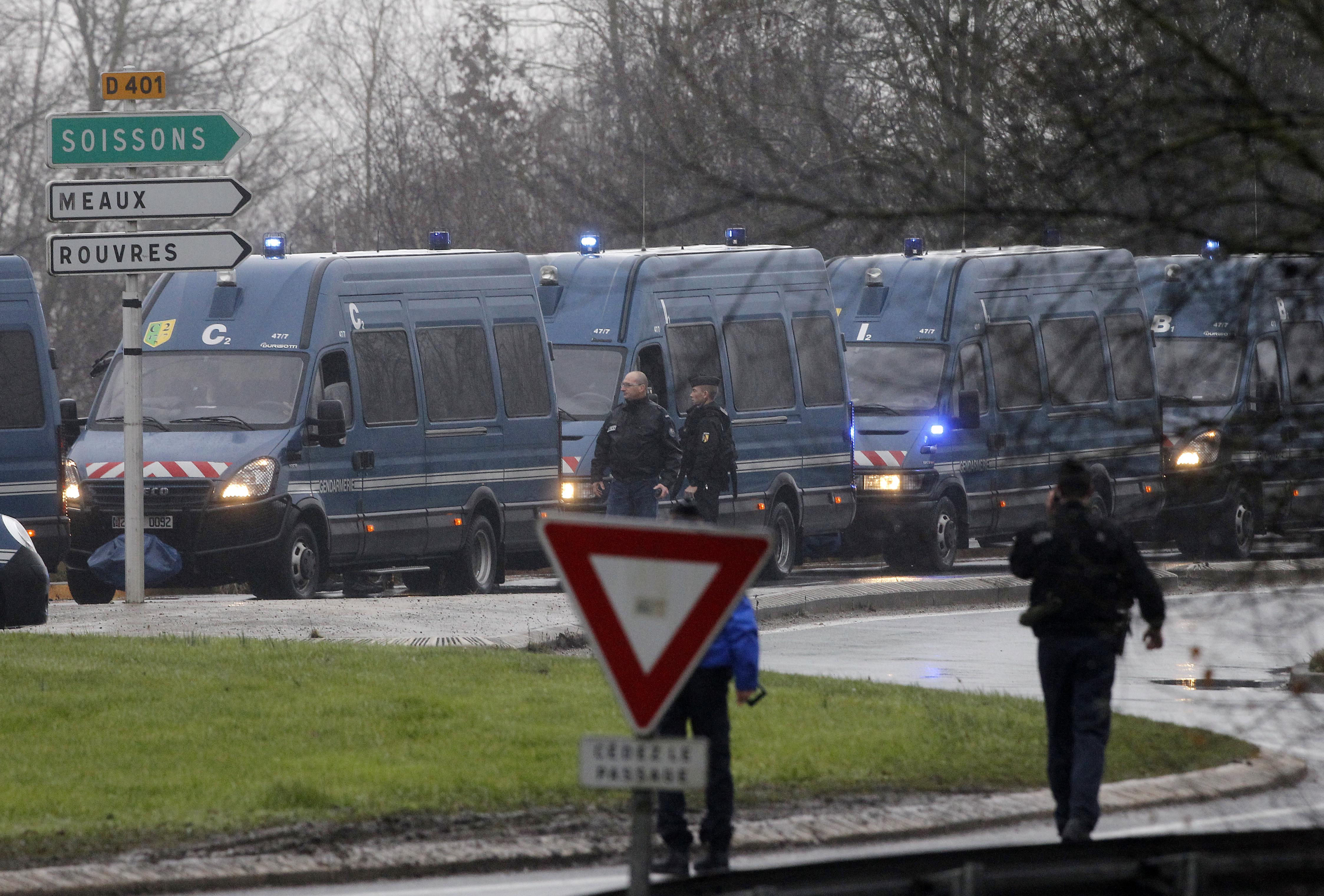 Tusentals poliser vid judiska skolor