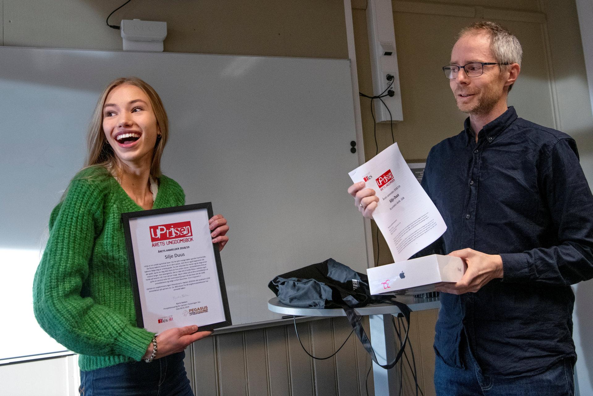 Silje Duus (15) har anmeldt 11 bøker på uprisen.no. Anmeldelsene er så gode at hun ble kåret til Årets anmelder 2018, kunne Bjarte Bakken i Foreningen !les fortelle 10.-klassingene ved Ruseløkka skole i Oslo.