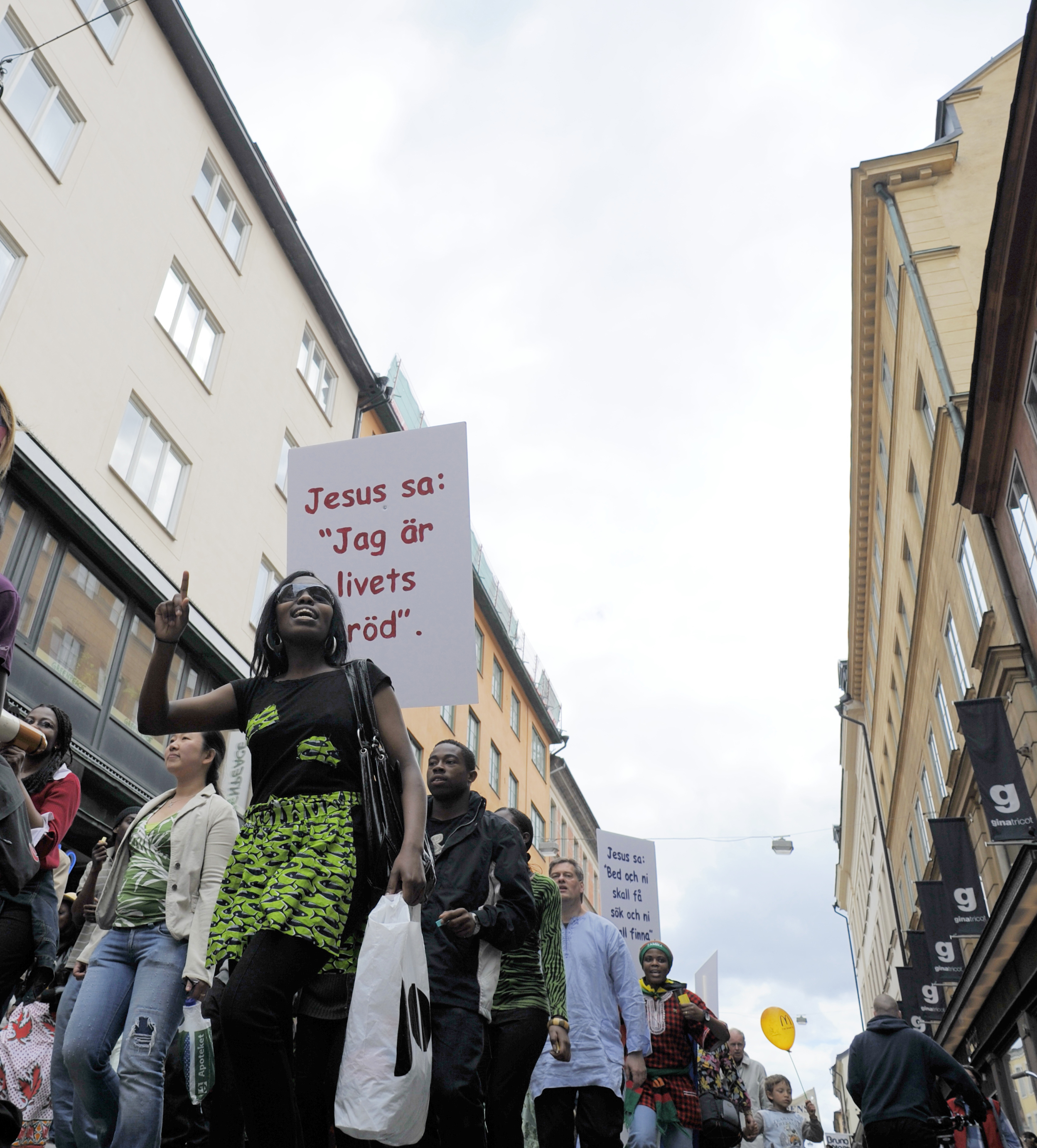 Jesusmanifestationen i Stockholm den 3 maj 2008. Gemensam vandring/marsch med musik, dans, plakat, skyltar och banderoller från Medborgarplatsen till Kungsträdgården.