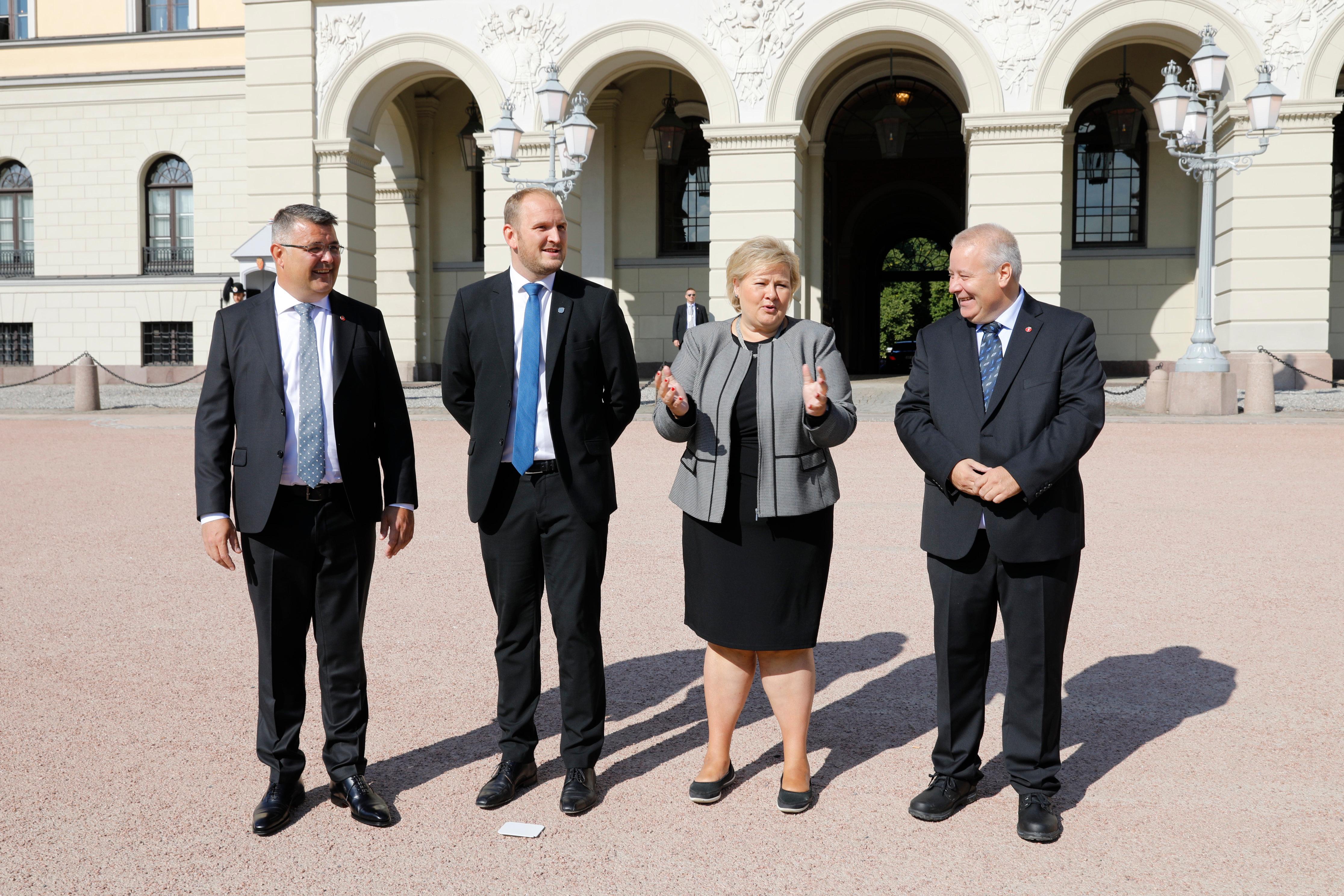 Oslo  20180831.
Statsminister Erna Solberg (H) og nyutnevnte Kjell-Børge Freiberg, Olje- og energiminister, &#xd;
Bård Hoksrud, Landbruksminister og Jon Georg Dale, Samferdselsminister på Slottsplassen etter statsråd på slottet fredag.
Foto: Gorm Kallestad / NTB scanpix