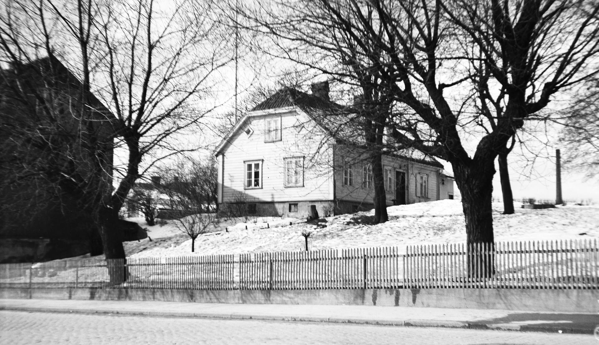 Gården Mellom Dælenenga lå i Trondheimsveien. 100, der Drosjehuset ble bygd fra 1937, samme år som bildet er tatt. Bebyggelsen som oppsto på Mellom Dælenengas grunn har hett både Rodeløkka og Vågeby.