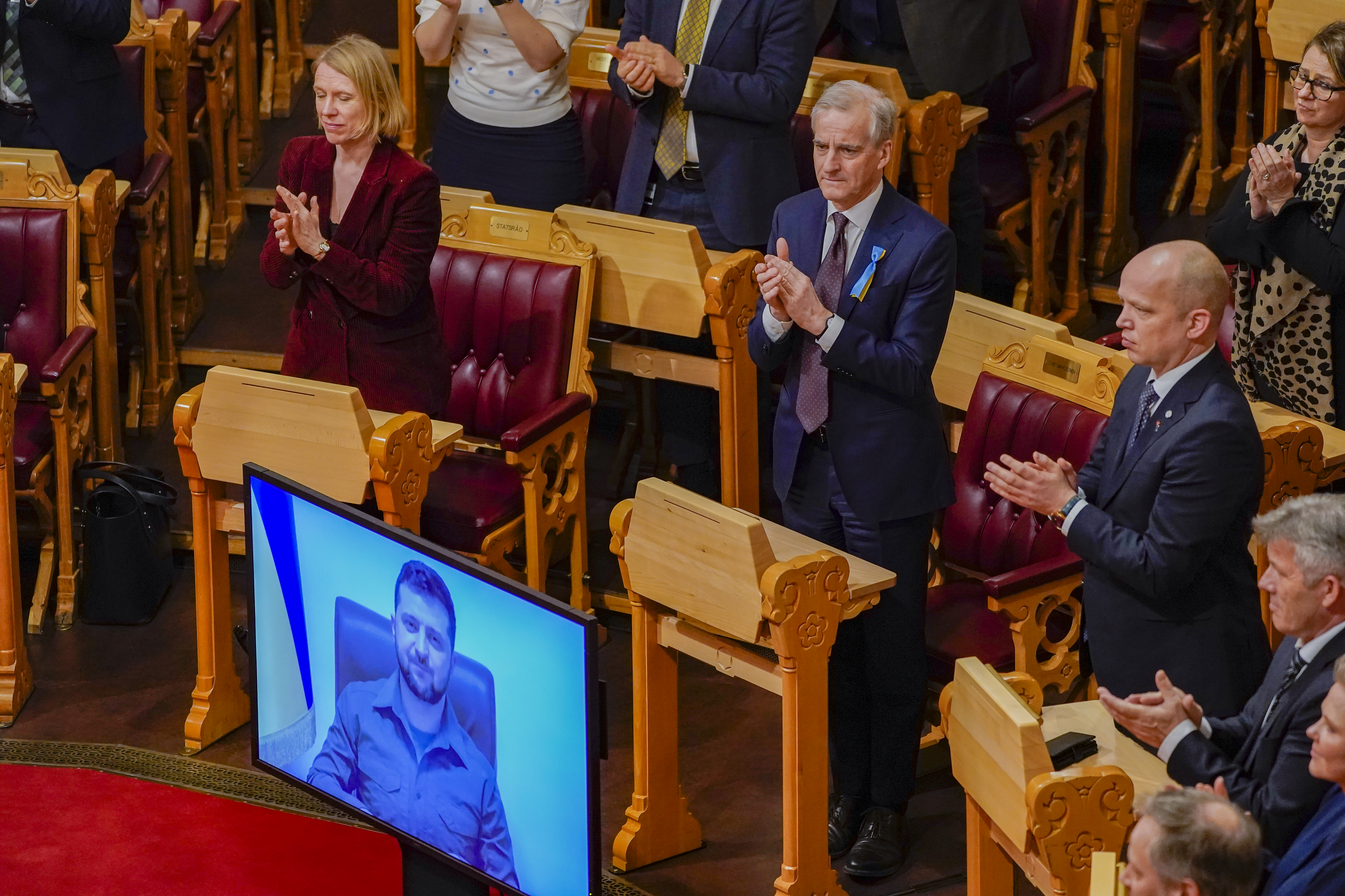 Utenriksminister Anniken Huitfeldt og statsminister Jonas Gahr Støre og finansminister Trygve Slagsvold Vedum klapper til Ukrainas president Volodymyr Zelenskyj etter talen til Stortinget. 
Foto: Torstein Bøe / NTB