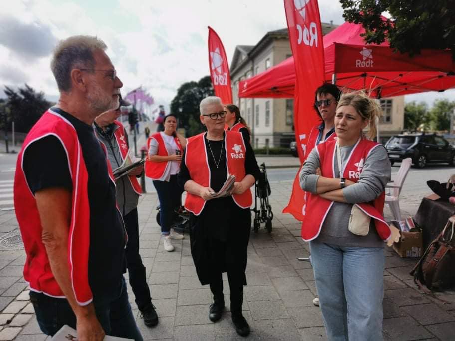 Hannah Berg på stand med partifeller under valgkamp i Halden.