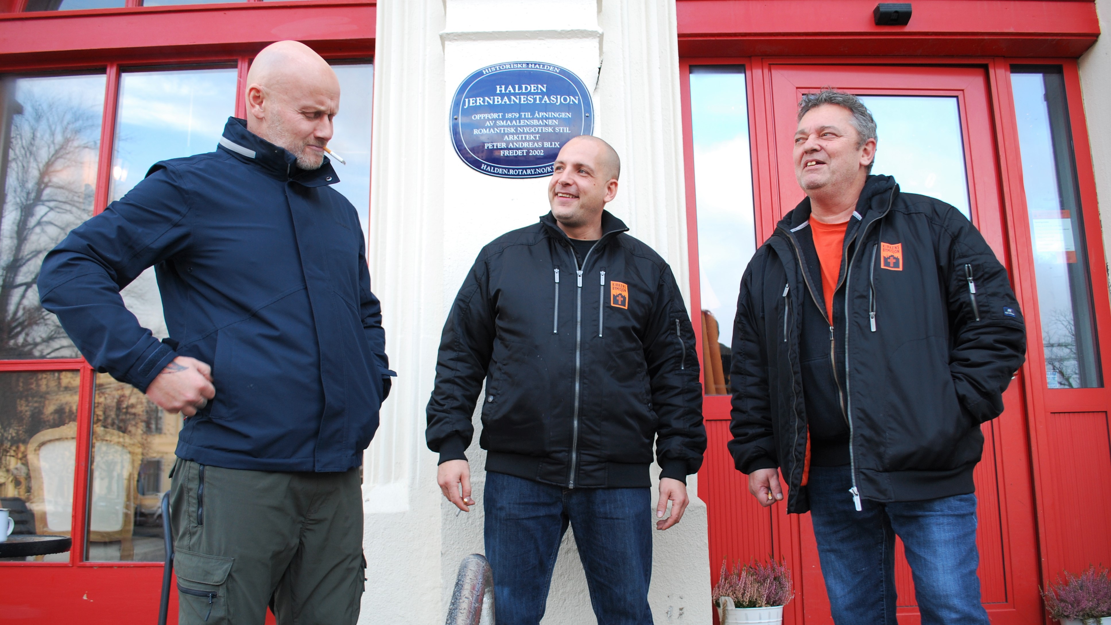 Håkon Pedersen (t.v.), Tony Jensen og Trond Henriksen utenfor Kirkens Bymisjons kafé Møtestedet på Halden stasjon.