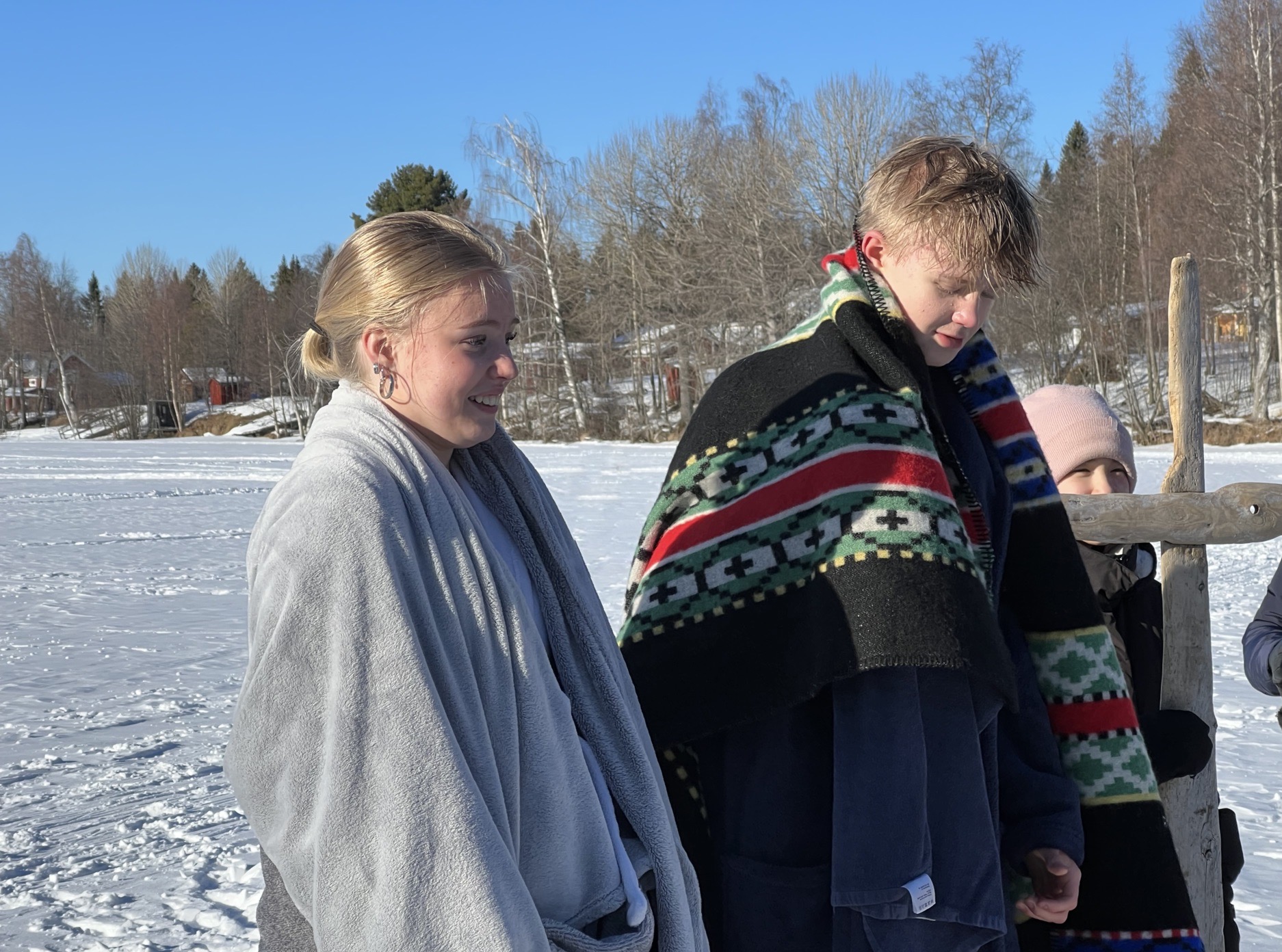 Selina och Gabriel efter att ha tagit emot dopet i en isvak i Falkträsket, strax utanför Skellefteå.