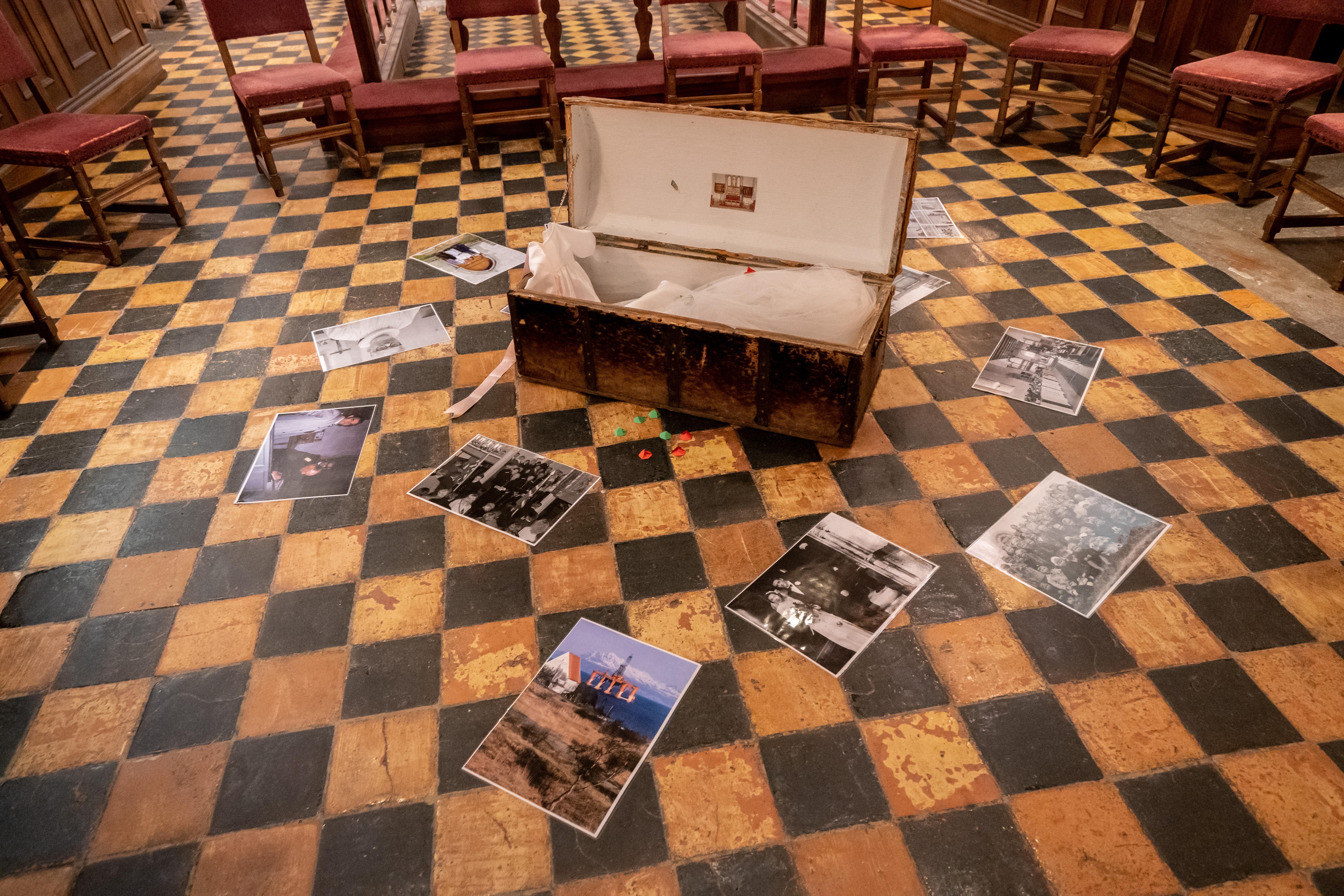 En selskinnskiste med gjenstander knyttet til kirkelige handlinger og tekstbiter til «Radioteateret» var plassert midt i rommet i Trondenes kirke.