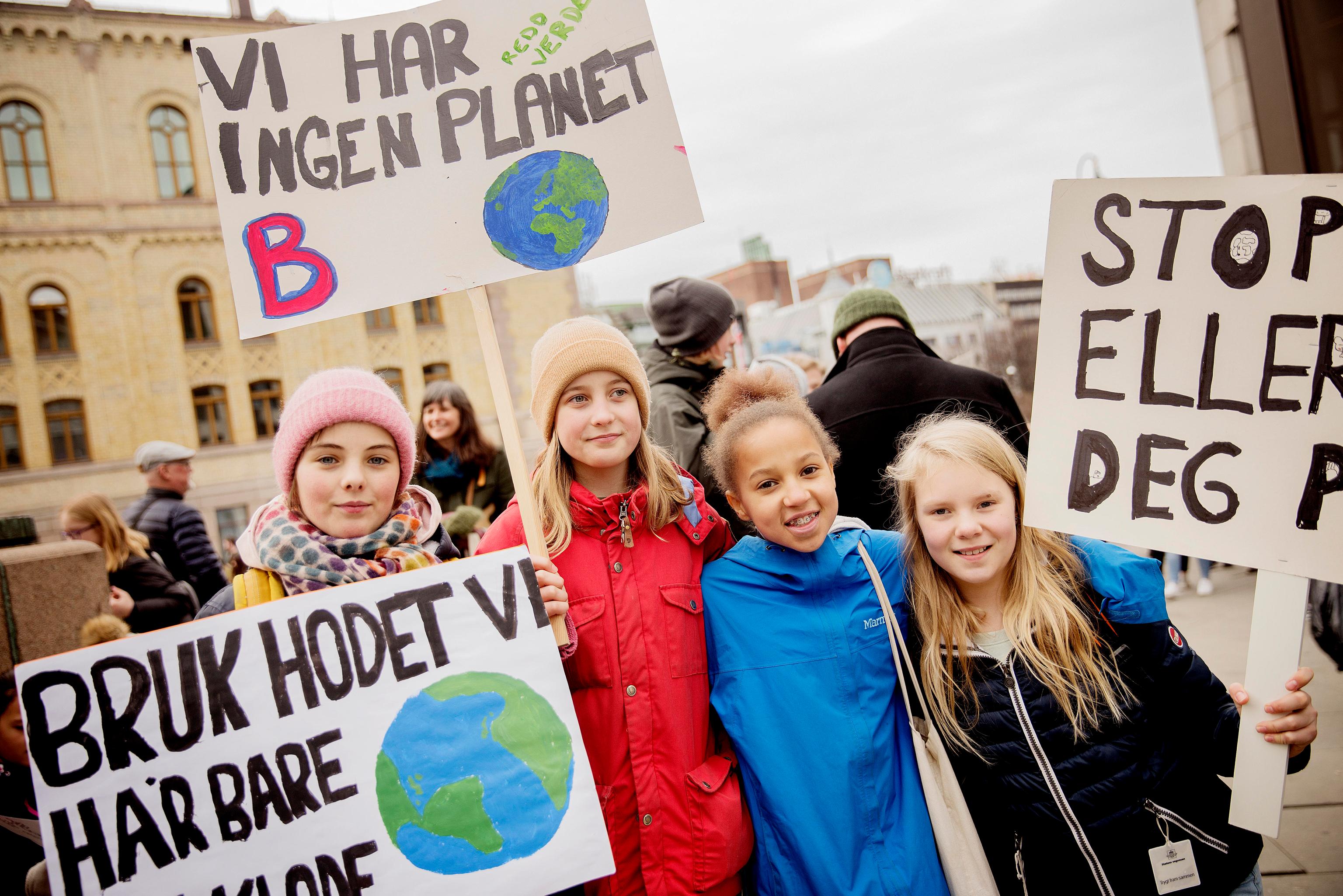 Ella, Moa, Esperanza, og Lone fra 6D på Vålerenga skole.
- Barn må høres! 

Foto: Hilde Unosen  